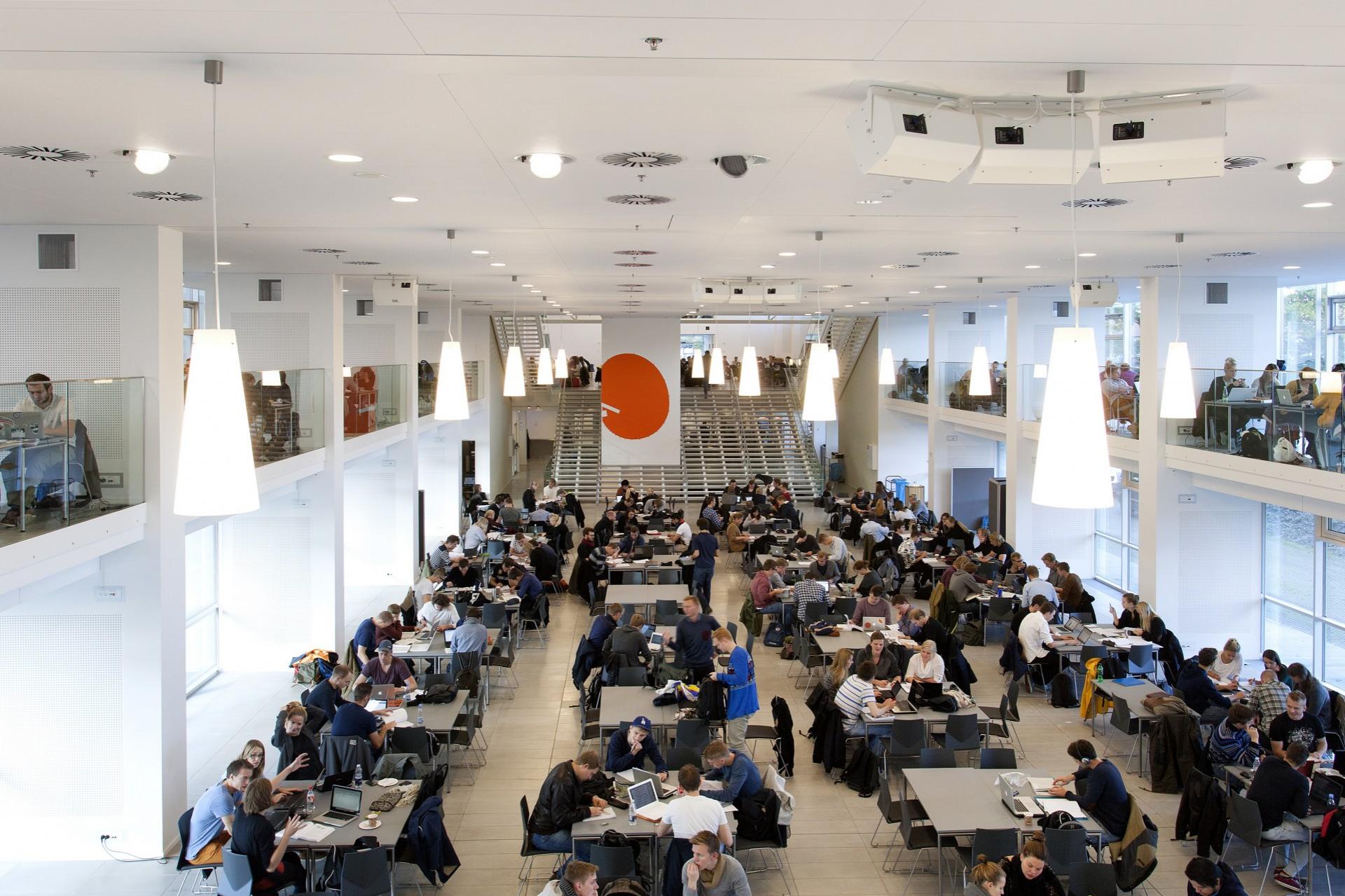 Der er også monteret akustikløfter fra Rockfon på BSS - Aarhus Universitets business school. Foto: Svend Christensen.
