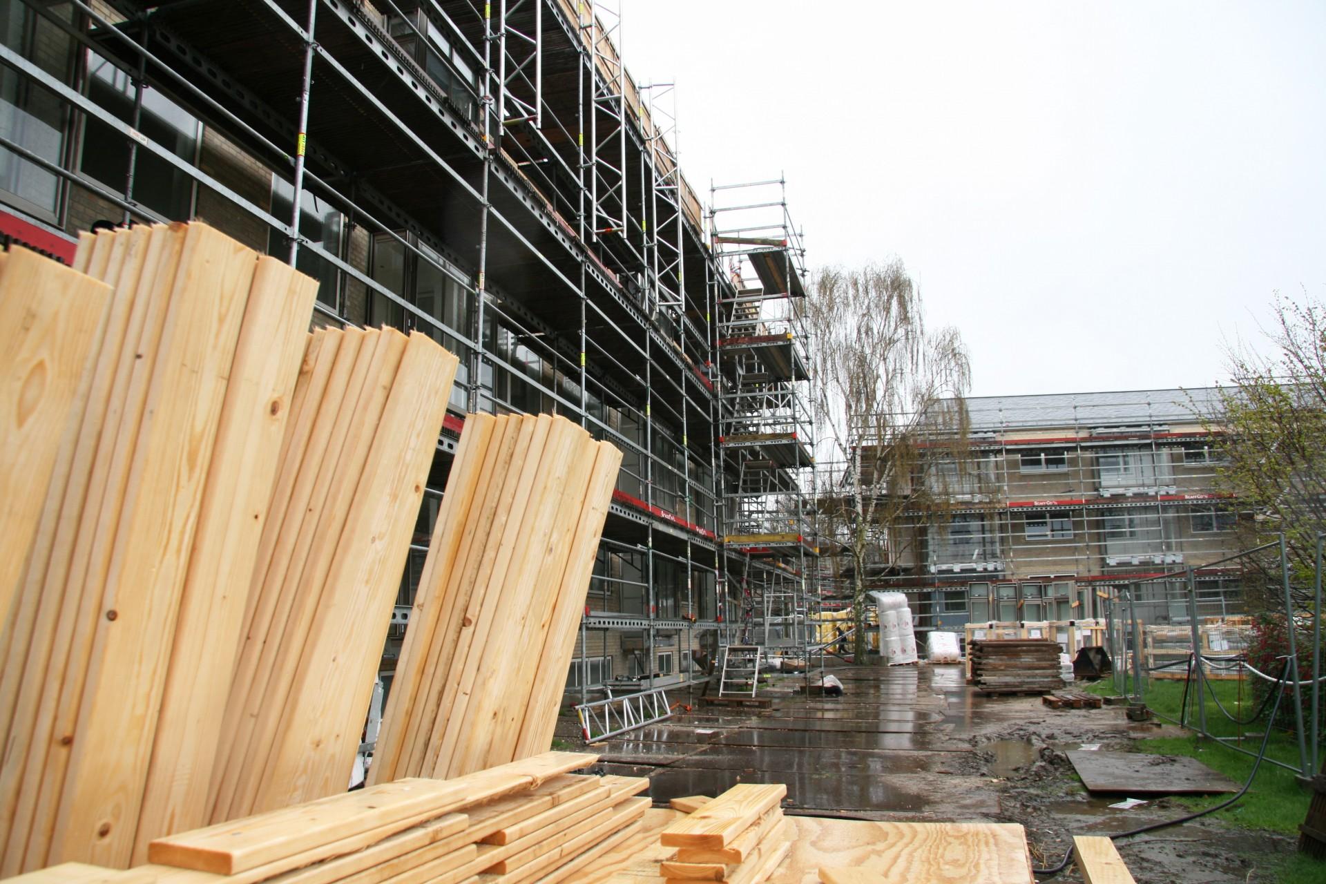 Nye vinduer, nye altaner, ventilation og nyt tag er blandt opgaverne, når mere end 1.200 boliger i Stationkvarteret renoveres frem til efteråret 2019. Foto: Torben Jastram.