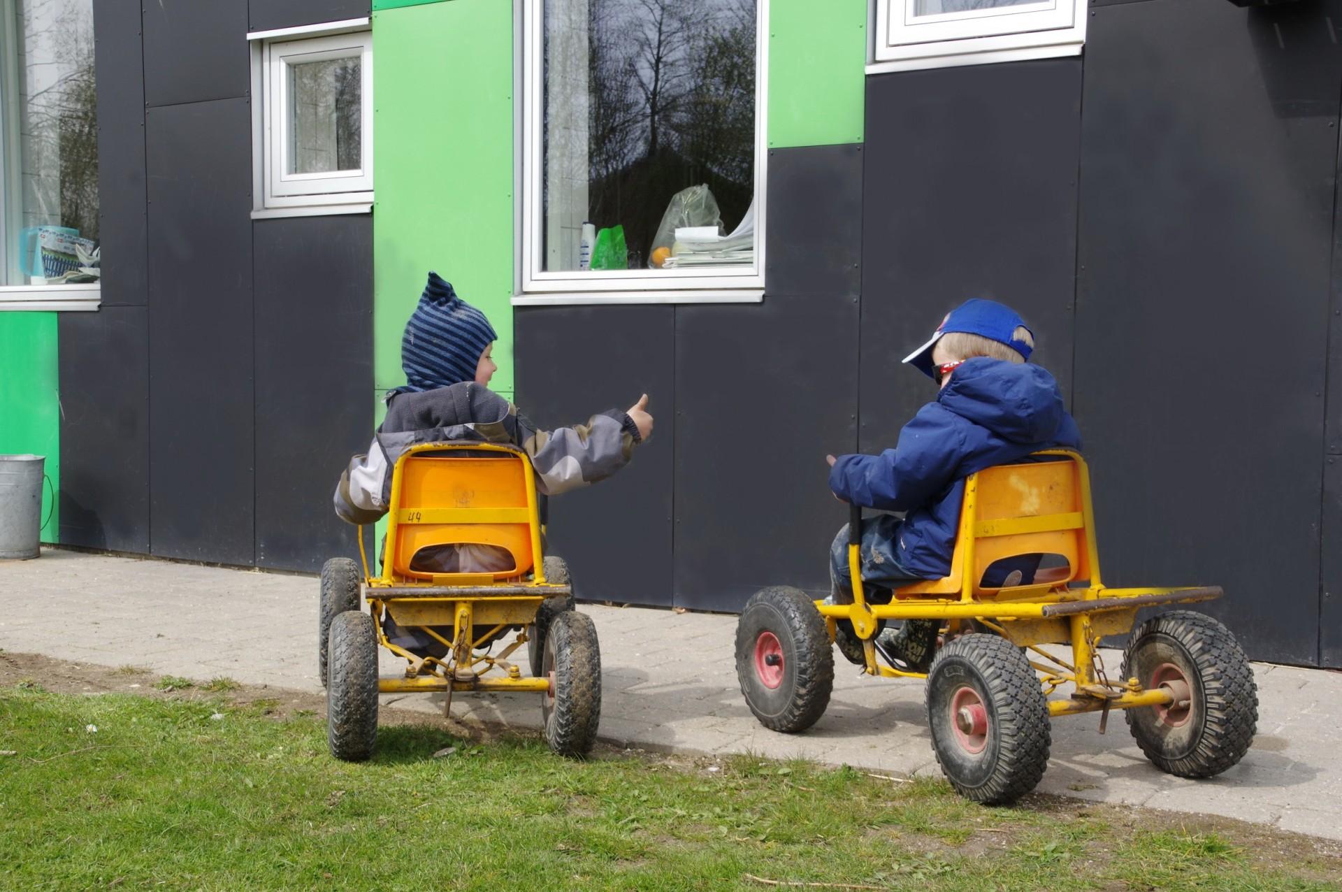 Børnene fik lov til at køre ind i beklædningen for at teste den under de hårdeste belastninger. Pressefoto.