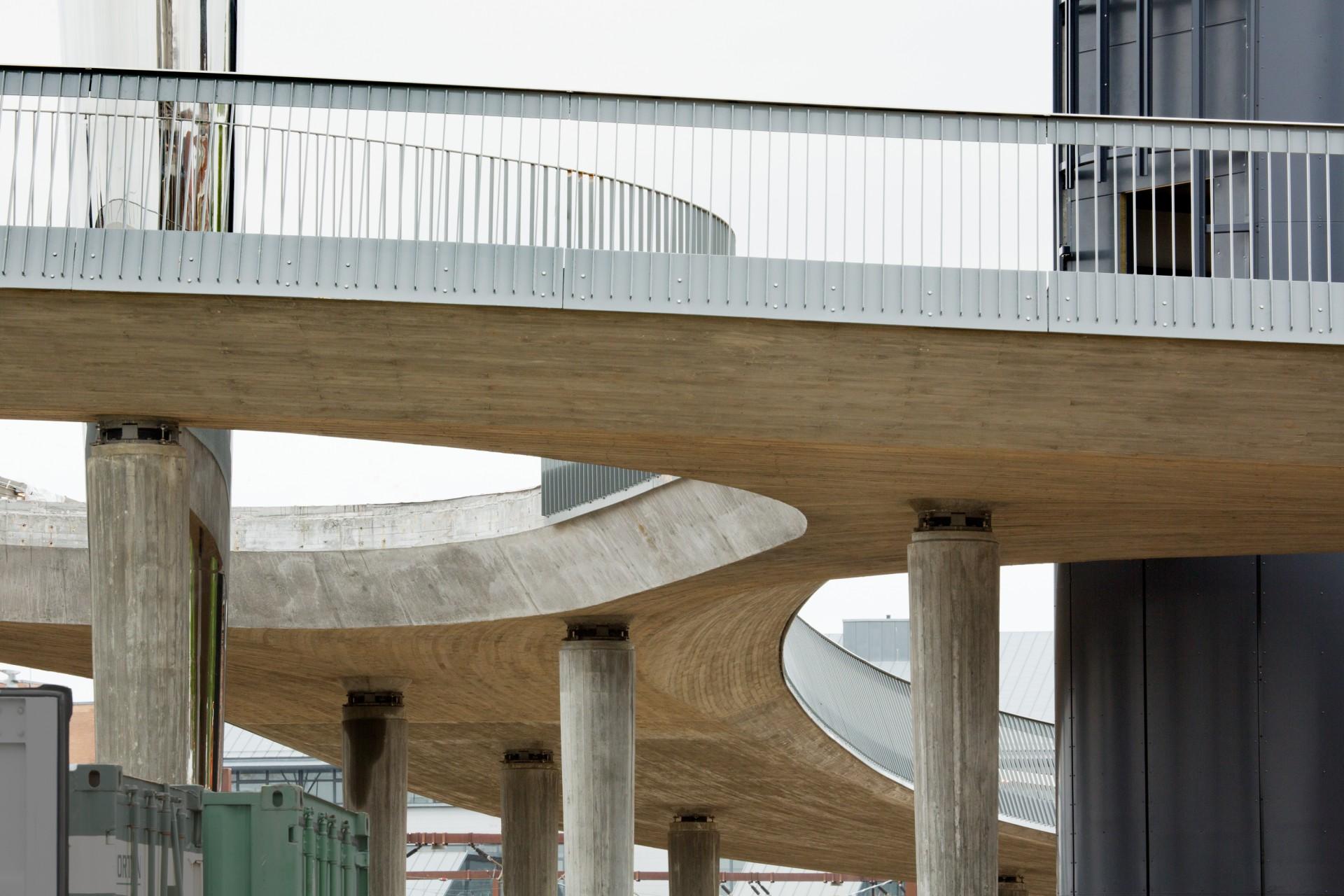 Byens Bro er et markant arkitektonisk værk og tillige en byport, der allerede står som et vartegn for en by i udvikling.