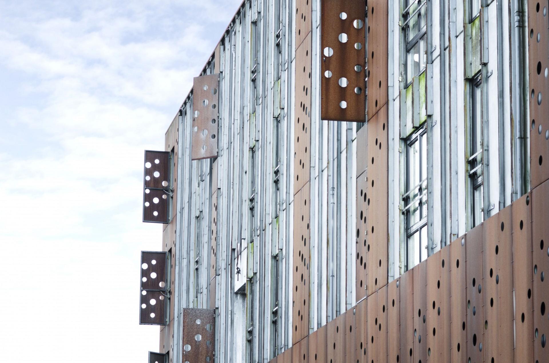 Performers House i Silkeborg har, som navnet antyder, en kunstnerisk fortid, hvilket afspejler sig i bygningens udformning, hvor mange små detaljer springer i øjnene. Pressefoto.