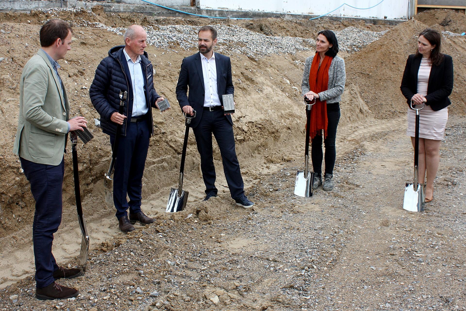 Onsdag var der første spadestik, hvor Olav de Linde (nr. to fra venstre) kunne igangsætte byggeselskabets første boligprojekt.