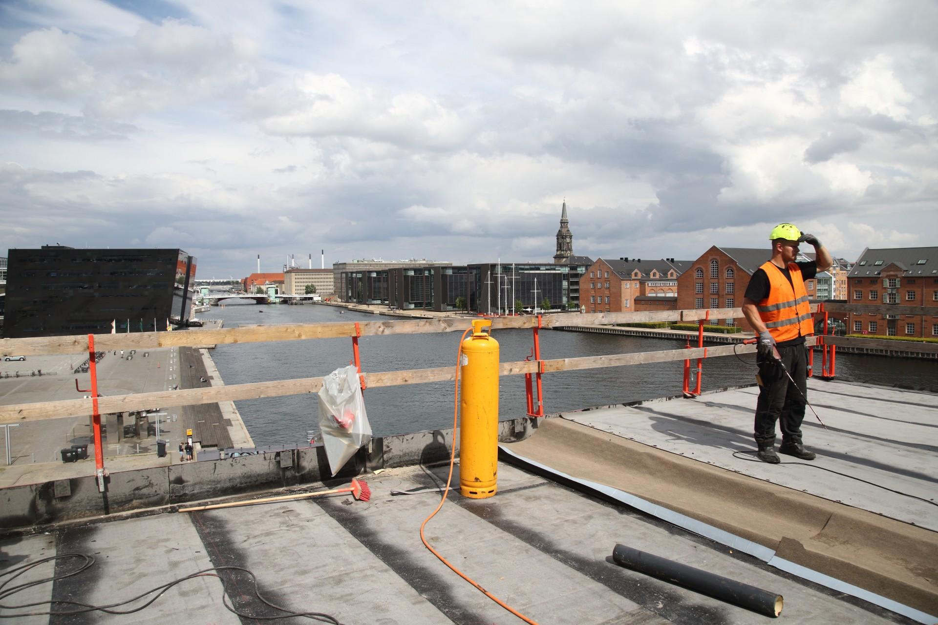 Øverst i byggeriet etableres der lejligheder, der alle får terrasser med udsigt ud over København. Foto: Niels Johan Juel Jensen.