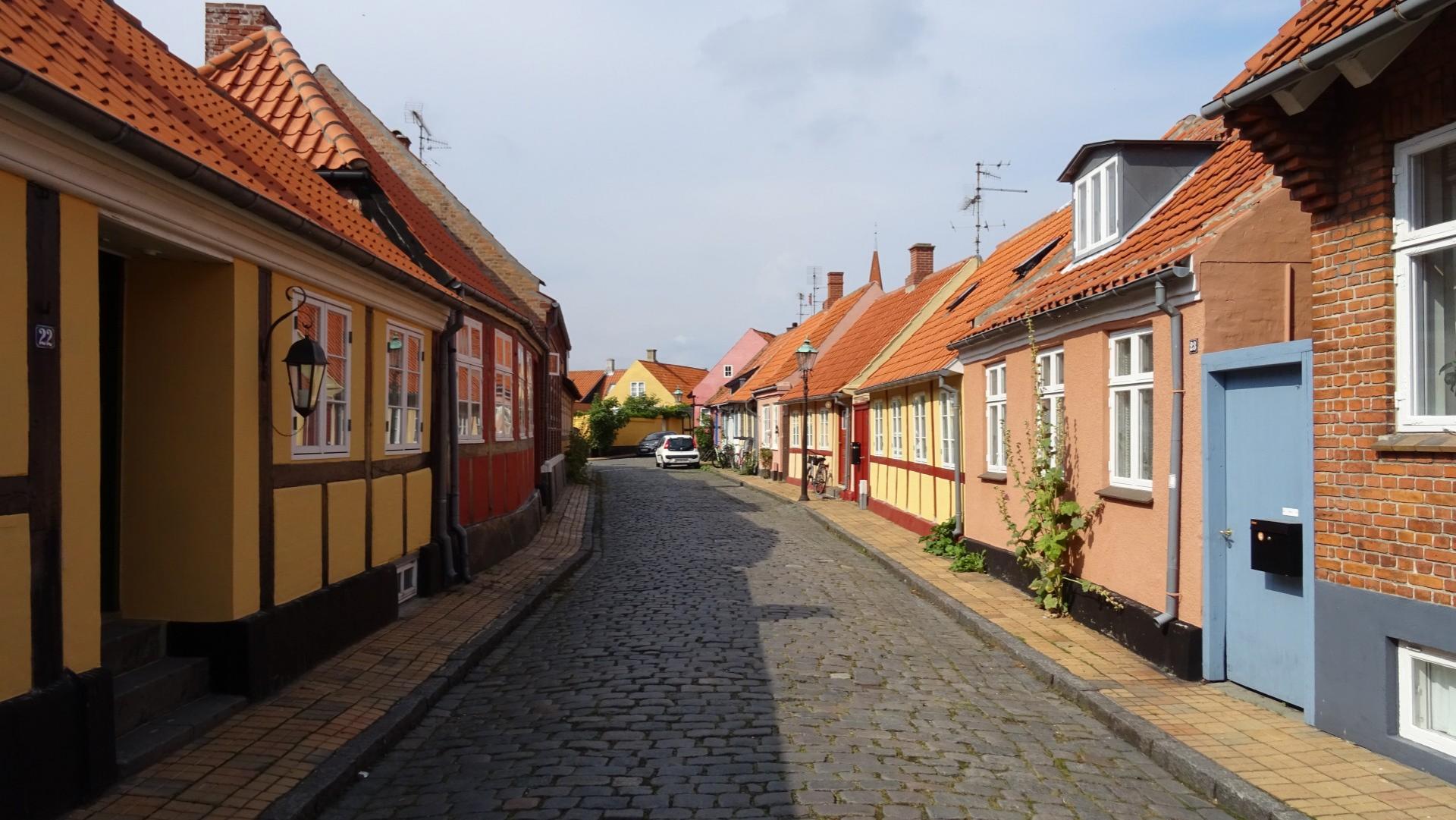 Især i Svaneke og Gudhjem skinner flere forskellige tidsperioders byggeskik- og kultur igennem, og det er tydeligt i dag, at der er arbejdet for at bevare det gamle bybillede. Pressefoto.