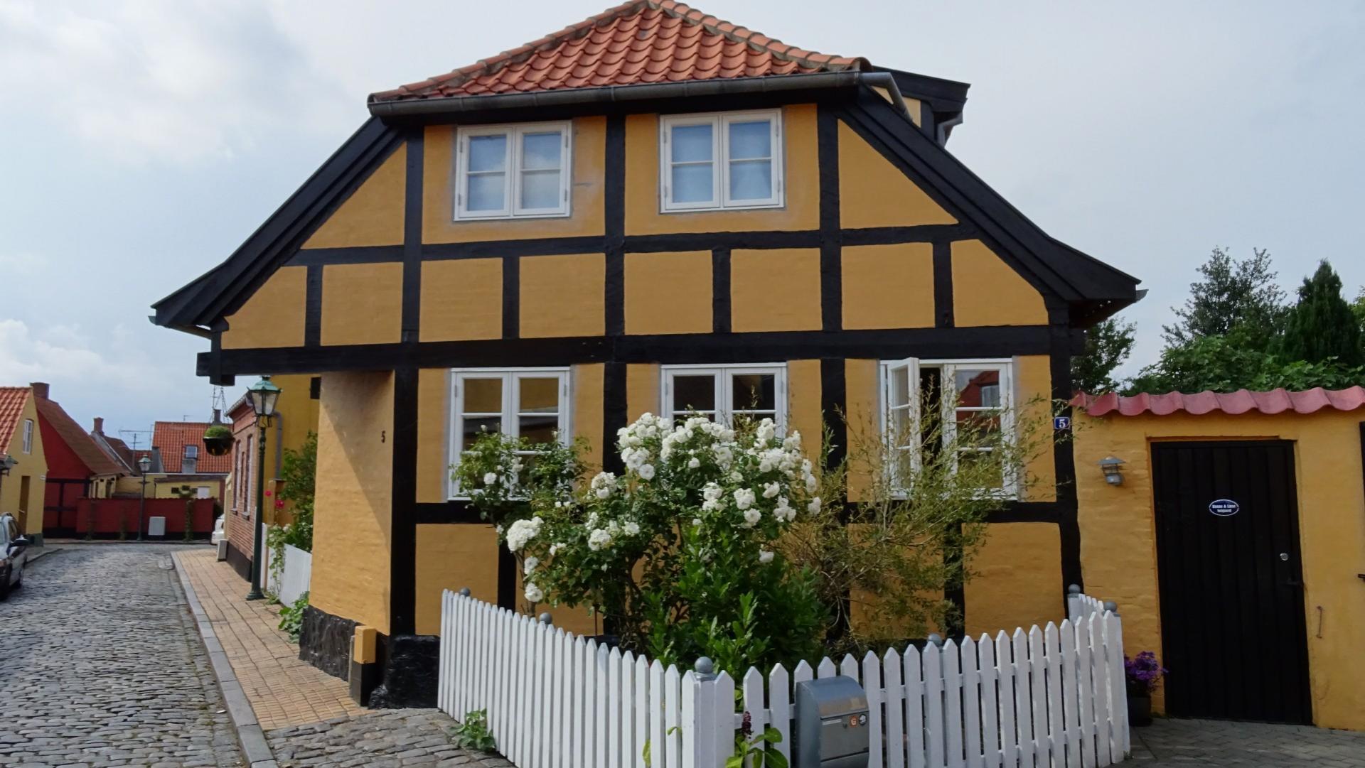 Vinduesproducenten Frovin leverer forholdsvist mange koblede vinduer og døre til Bornholm, hvor kombinationen af strenge energikrav og krav til opretholdelse af den oprindelige byggestil gør behovet stort for de ellers utraditionelle vinduer. Pressefoto.