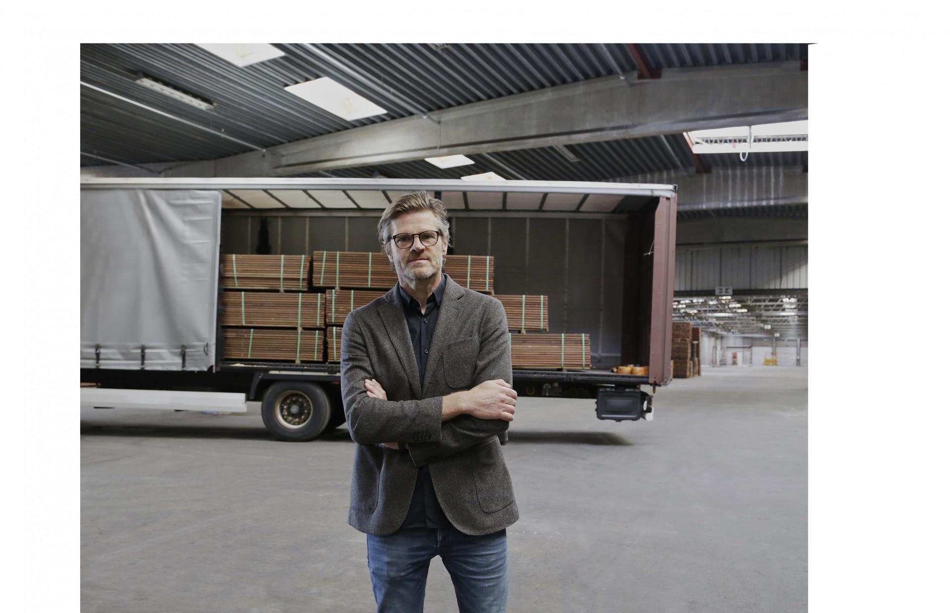 Direktør Peter Bæk tager imod en af de første laster af hårdttræ til Global Timbers nye lager. I alt fylder den 5000 kubikmeter store lagerbeholdning cirka 175 lastvognstog. Flytningen fra Global Timbers gamle lager i Hovedgård afsluttes 1. oktober.