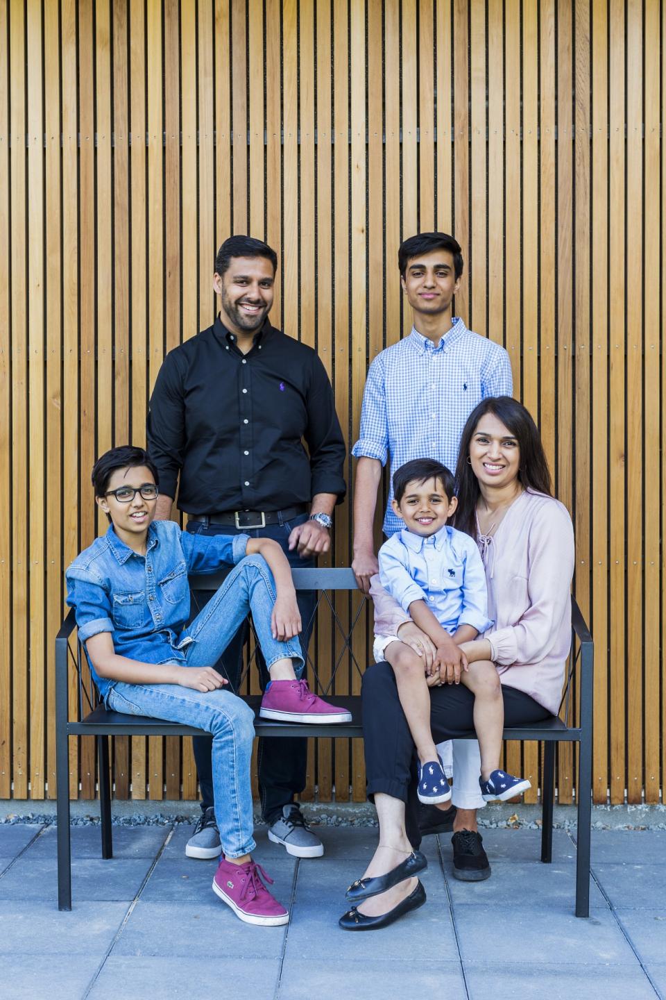 Isma Syed, sekretær, Usman Syed, global it-chef, og parrets tre sønner på 4, 12 og 16 år. Foto: Andreas Mikkel Hansen/Danske BoligArkitekter.