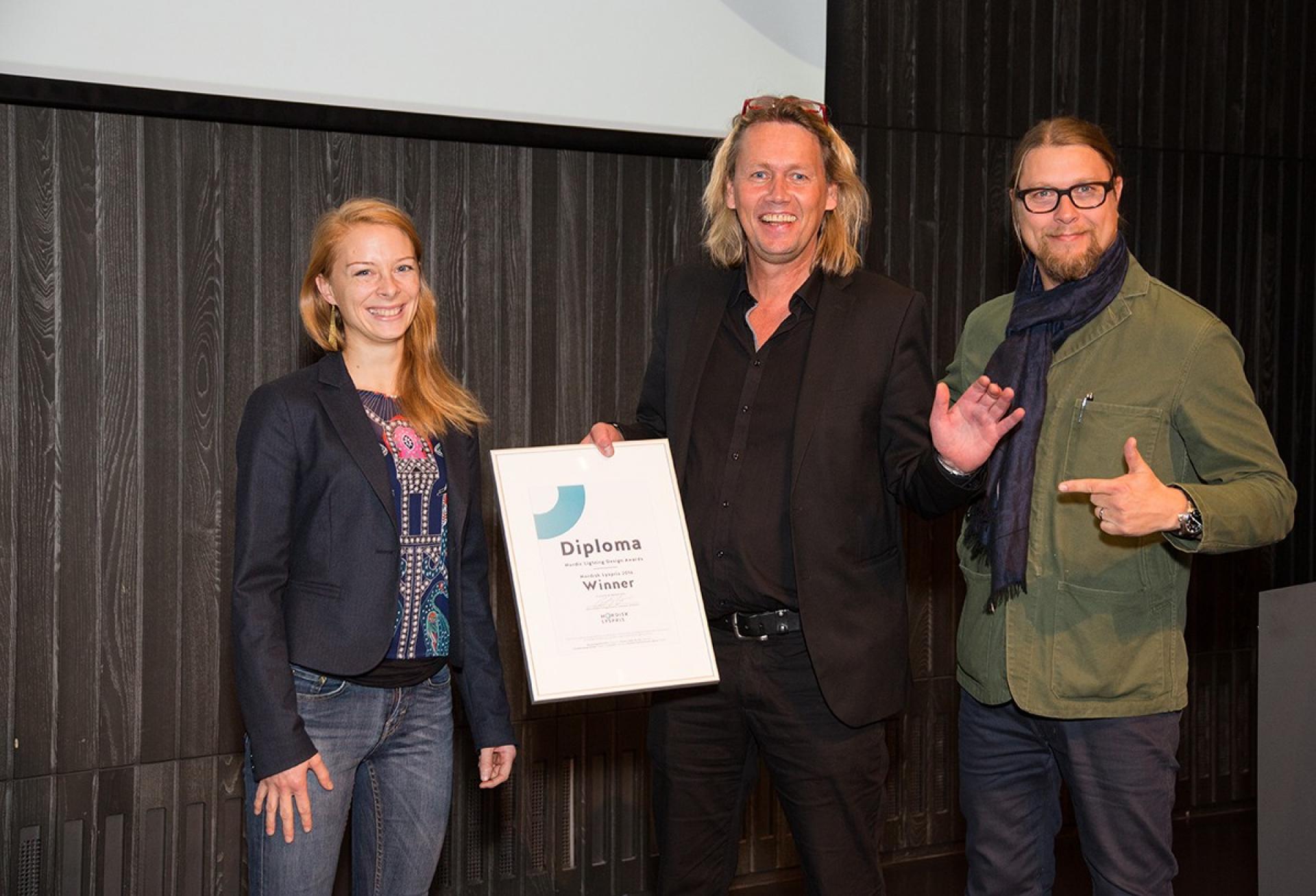 Lyskonceptet i hallen udløste Nordisk Lyspris til ÅF Lighting, der selv har kontorer i det meste af Norden. Her er prisen overrakt til Helga Iselin Wåseth, Morten Jensen og Kai Piippo (th.). Foto: Arnthor Birkisson.