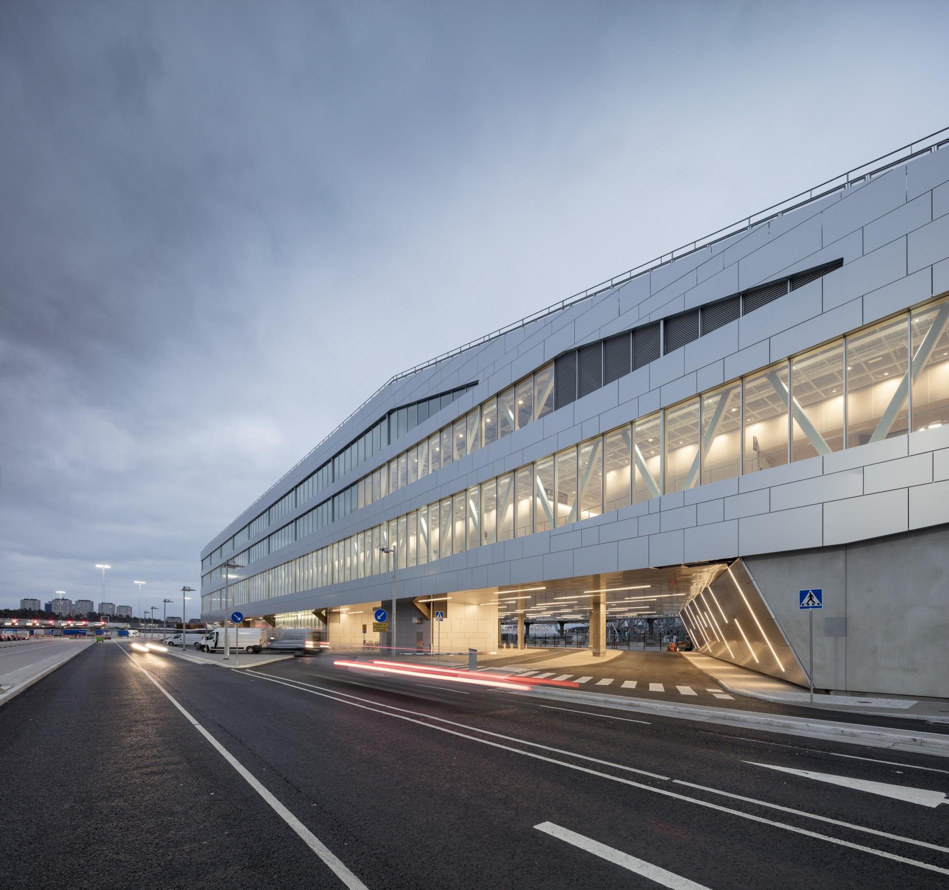 Terminalen står som en krydsning mellem et fartøj på vej og den arkitektur med kraner, lagerhaller osv., der præger området. Foto: Adam Mørk.