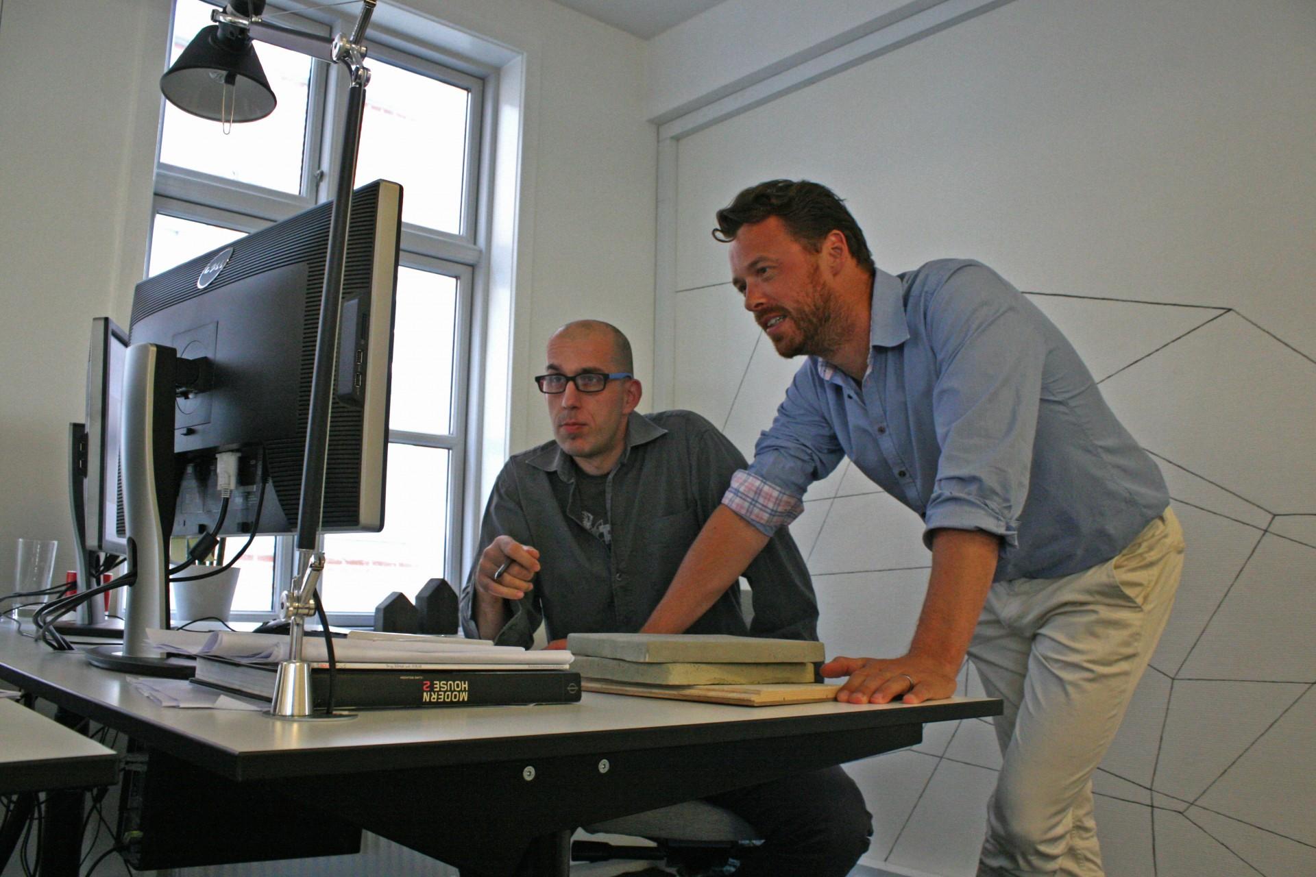 Uffe Bengaard vender en visualisering med serbiske Zivanovic. Foto: Erik Suhr