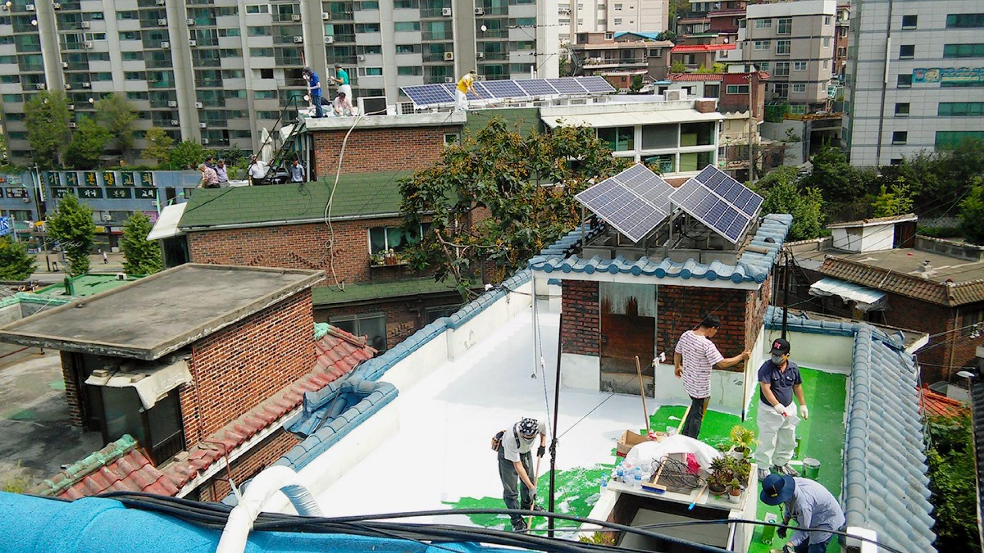 I Seoul i Sydkorea er socialt udsatte blevet uddannet til energikonsulenter. Foto: Sustainia.
