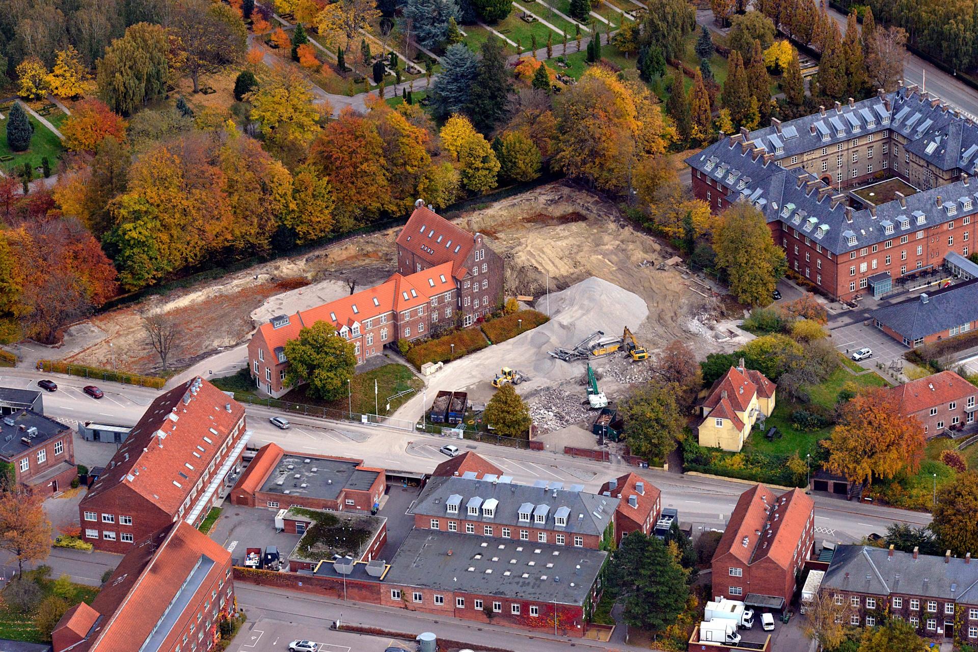 Rundt om hovedbygningen er de gamle seminariebygninger for længst ryddet, og her opføres ni punkthuse med i alt 182 boliger. Foto: Raundal & Moesby.