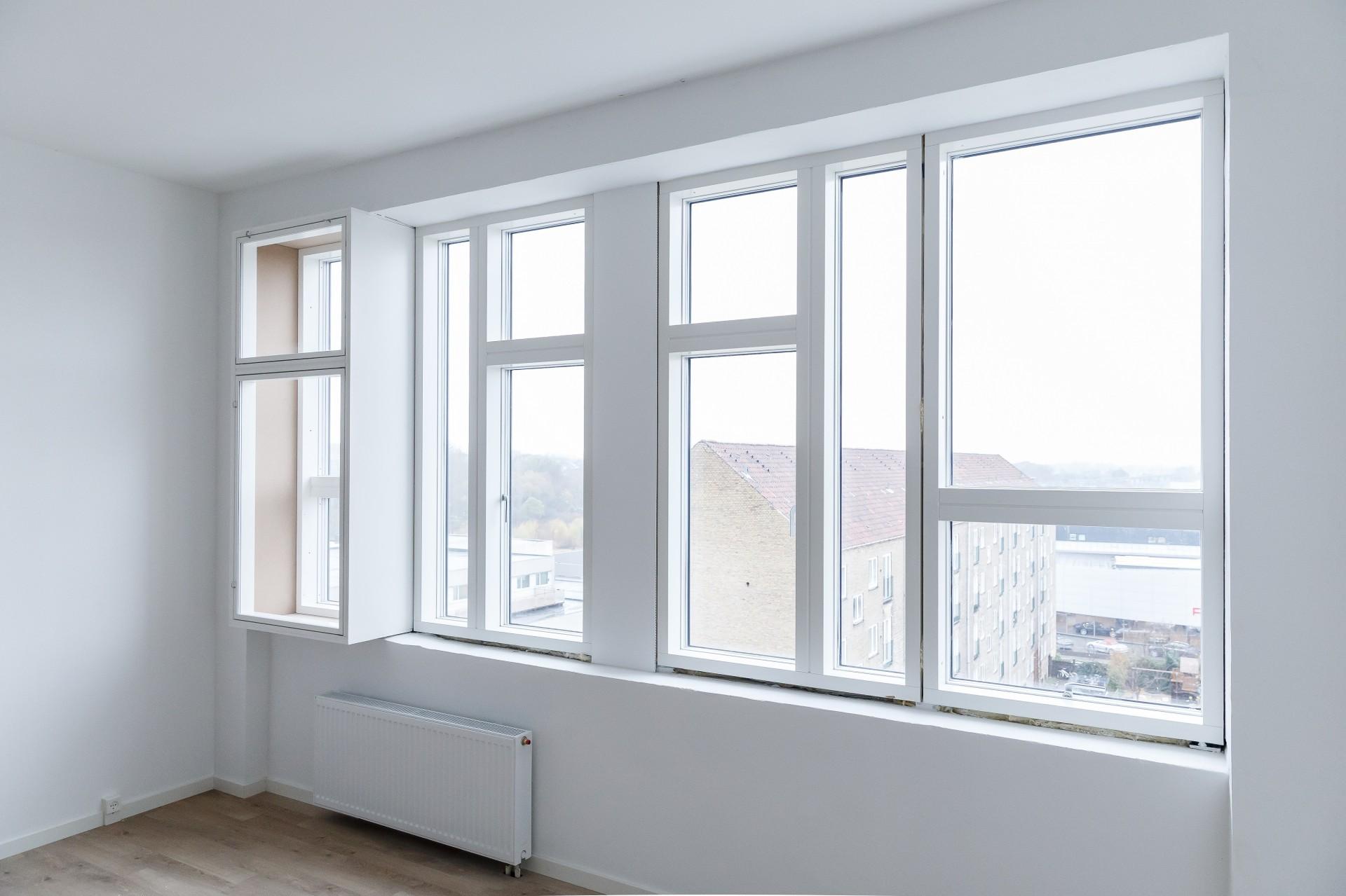 Velfac har udviklet gennemtestede russervinduer til flere trafikstøjbelastede etageejendomme og blev på den baggrund valgt til også at levere løsningen, der omfatter i alt 770 vinduer, til bygningen på Tagensvej.