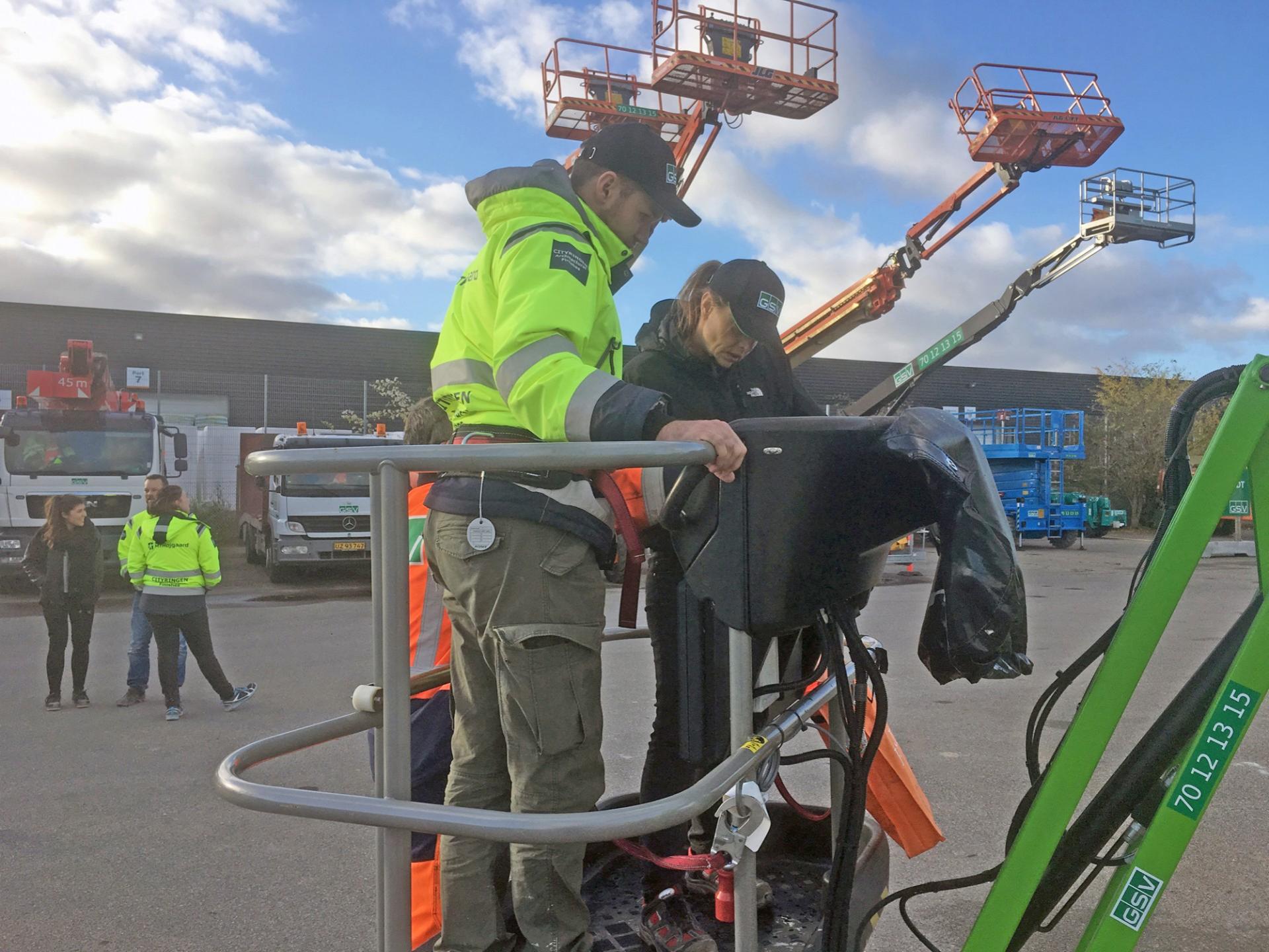 MT Højgaards projektleder for arbejdsmiljø, kvalitet og miljø på Cityringen i København, Katrine Seierøe Mortensen, deltog selv i liftkurset hos GSV. Pressefoto.