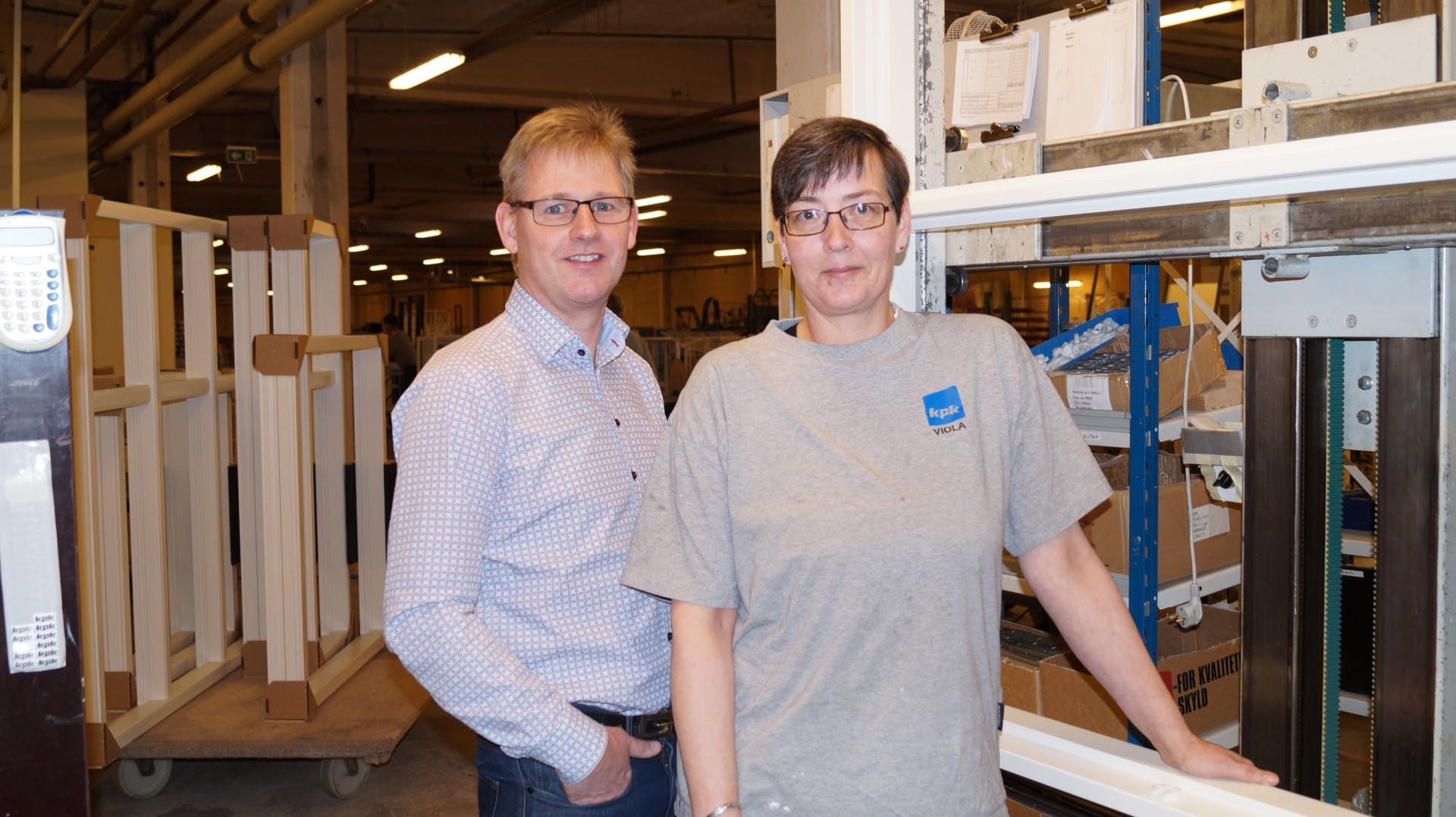 Direktør i KPK Henrik Nyby sammen med Viola Nørgaard Madsen, som arbejder i produktionen og har været ansat hos KPK siden 2006. Hun er en af de fire medarbejdere, som netop er påbegyndt den nye uddannelse som produktionsassistent med fokus på døre og vinduer på Skive Tekniske Skole. Pressefoto.