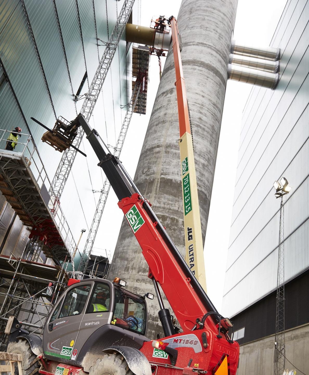 Der blev virkelig gået i højden under arbejdet på Lisbjerg Kraftvarmeværk. Normalt anvender A. E. Stålmontage på 25 eller 28 meter, men i Lisbjerg blev der benyttet en 58-meter lift.