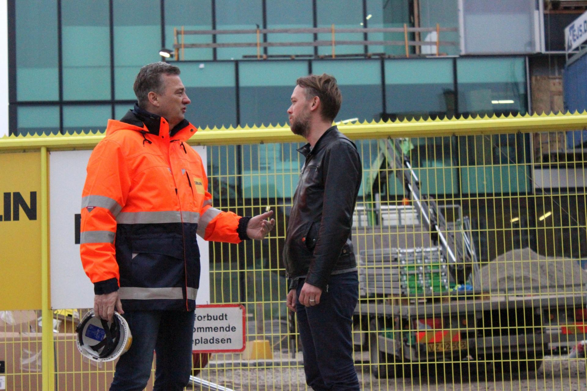 God kommunikation og stærke aftaler er ifølge Züblin nogle af de vigtigste elementer i at skabe gode byggerier. Her taler Jan Mangelsen med kommunikationskoordinator hos Züblin, Mikkel Lindblad Szlavik. Foto: Kristian Troelsen.