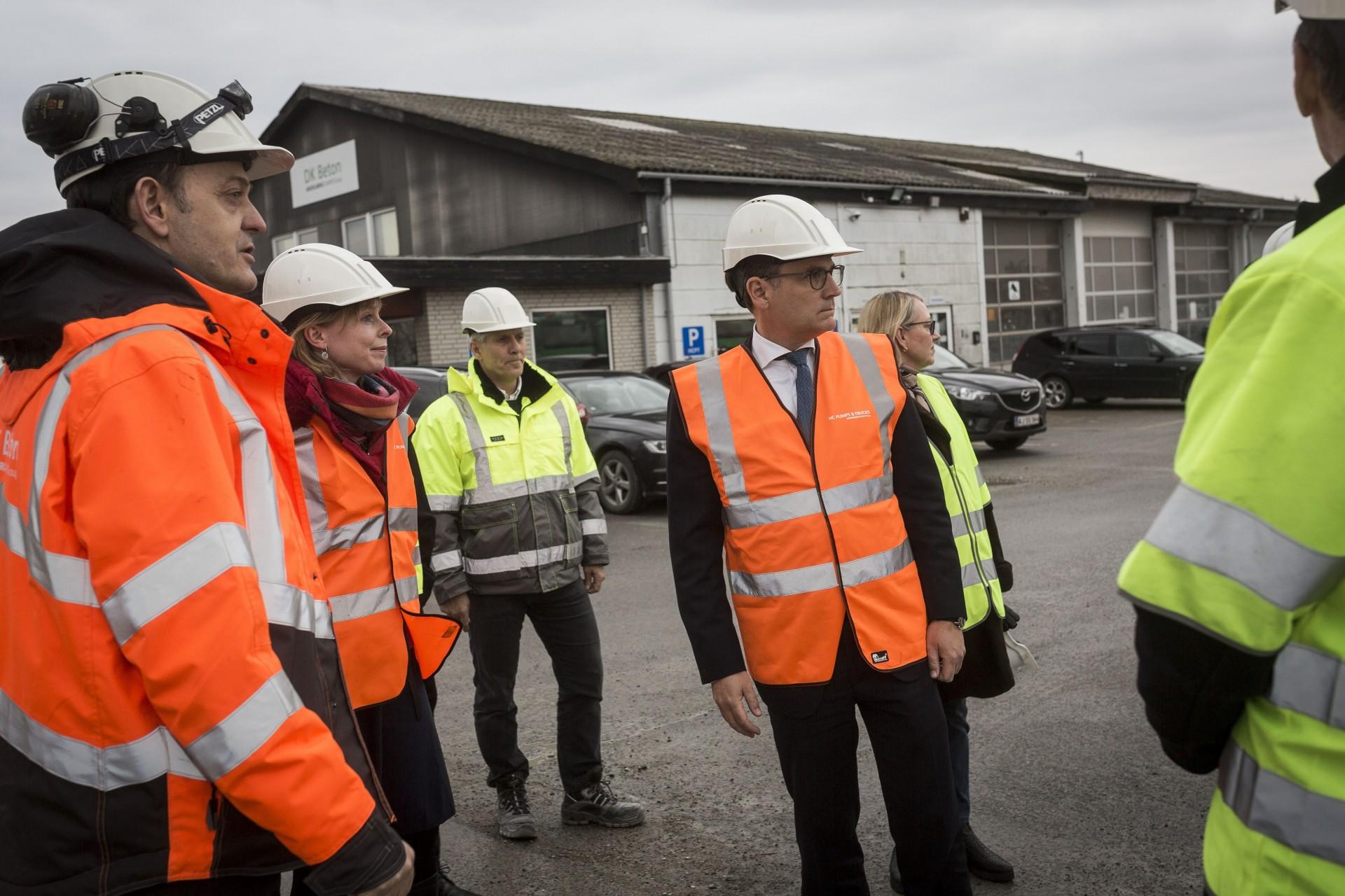 Erhvervsminister Brian Mikkelsens var mandag på besøg hos DK Beton i Vindinge sammen med borgmester Joy Mogensen. Foto: Jens Panduro.