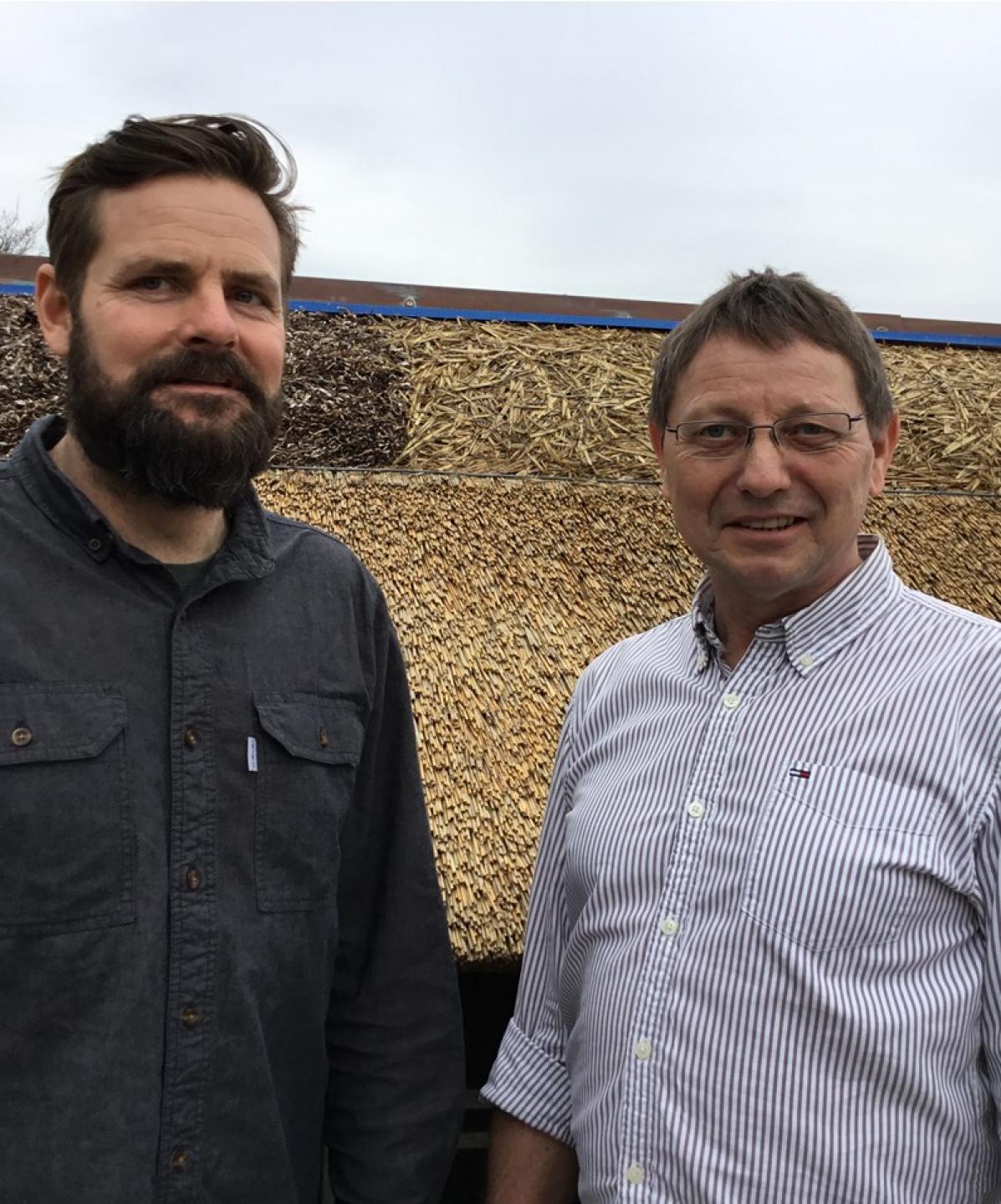De to formænd Thomas Gerner fra Tækkelauget og Henrik Henriksen fra Dansk Tækkemandslaug er glade for den brede opbakning, der var fra medlemmerne i begge foreninger, til den forestående sammenlægning. De er enige om, at sammenlægningen vil styrke tækkefagets udvikling og interessevaretagelse samt give mulighed for styrket synlighed af et fag i fremgang. Pressefoto.
