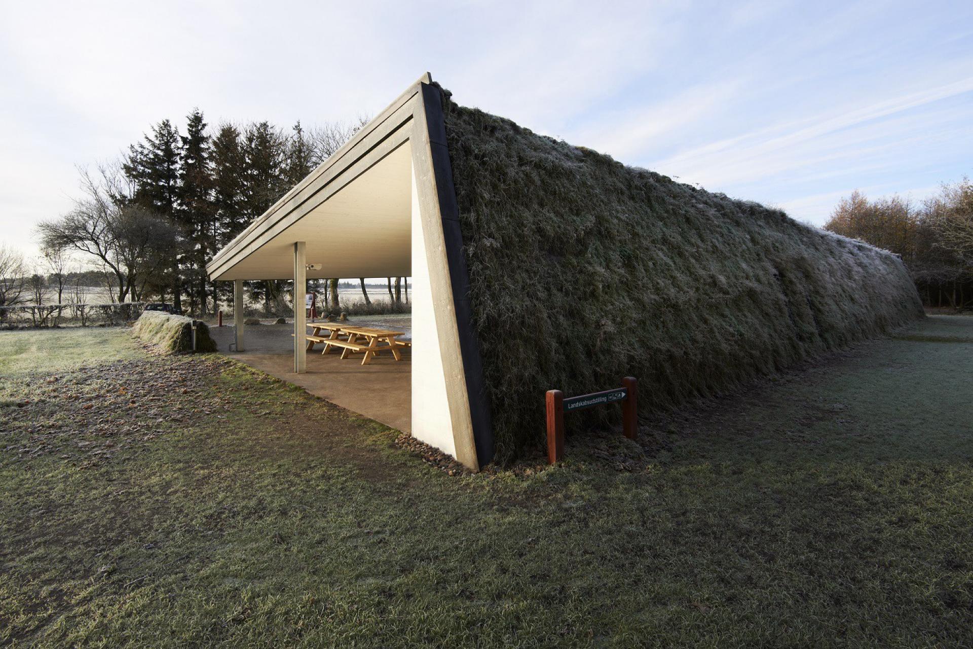 Ved Cubo-projektet Naturrum Kirstinelyst ved Randbøl Hede prioriterede man materialer, der kan findes lokalt - blandt andet hedens lyngtørv til tag og facade. Foto: Martin Schubert.
