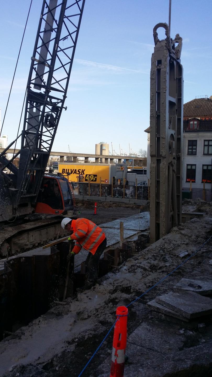 En specialmaskine måtte hentes i Tyskland, da det blev nødvendigt at grave dele af spunsen ned i stedet for at slå den i. Foto: NCC.