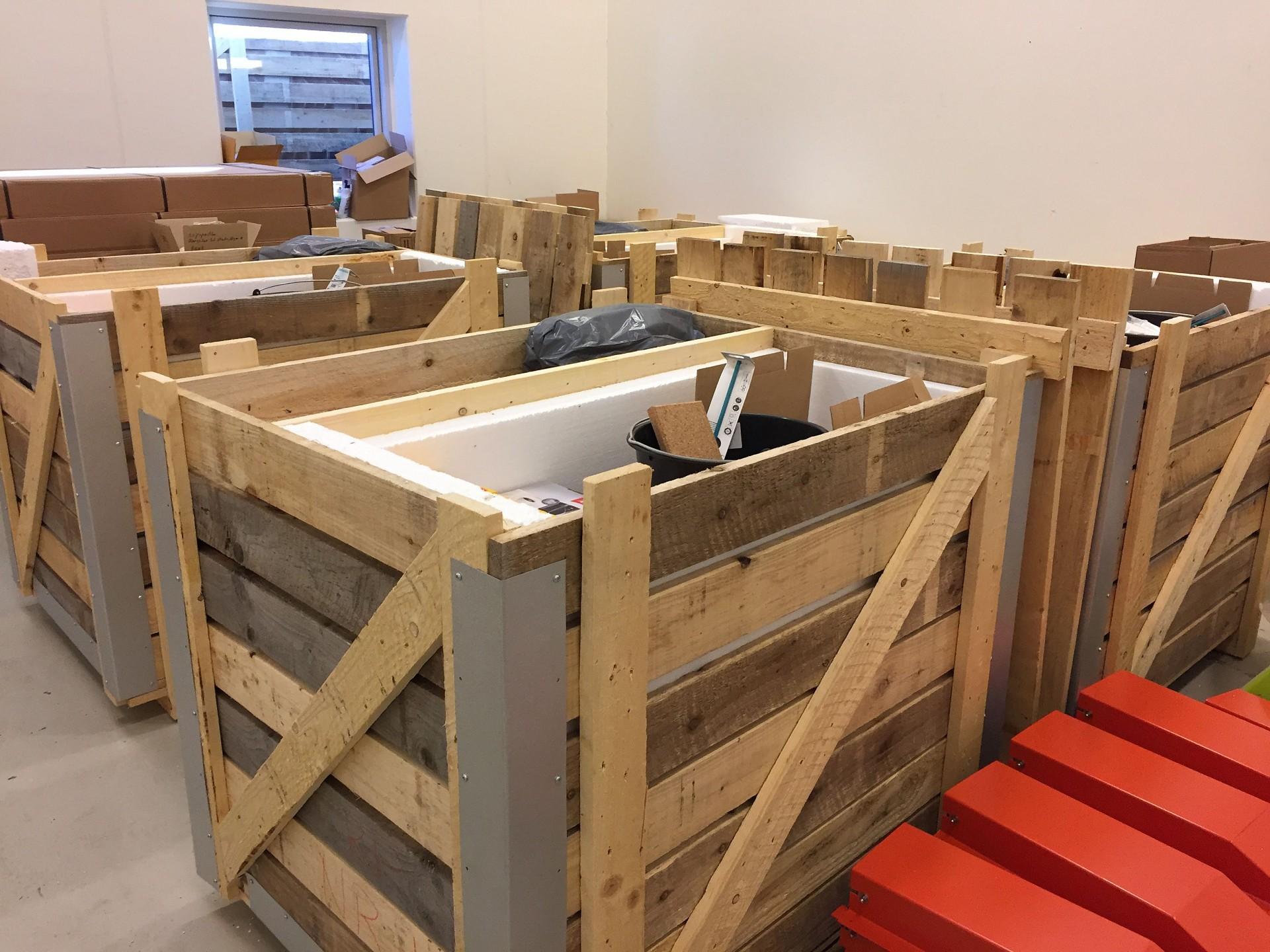 Når alle hytterne er færdige, bliver de skilt ad og nedpakkes i kasser med en maksimal vægt på 800 kg. Den sidste transport til byggepladsen foregår med helikopter. Pressefoto.