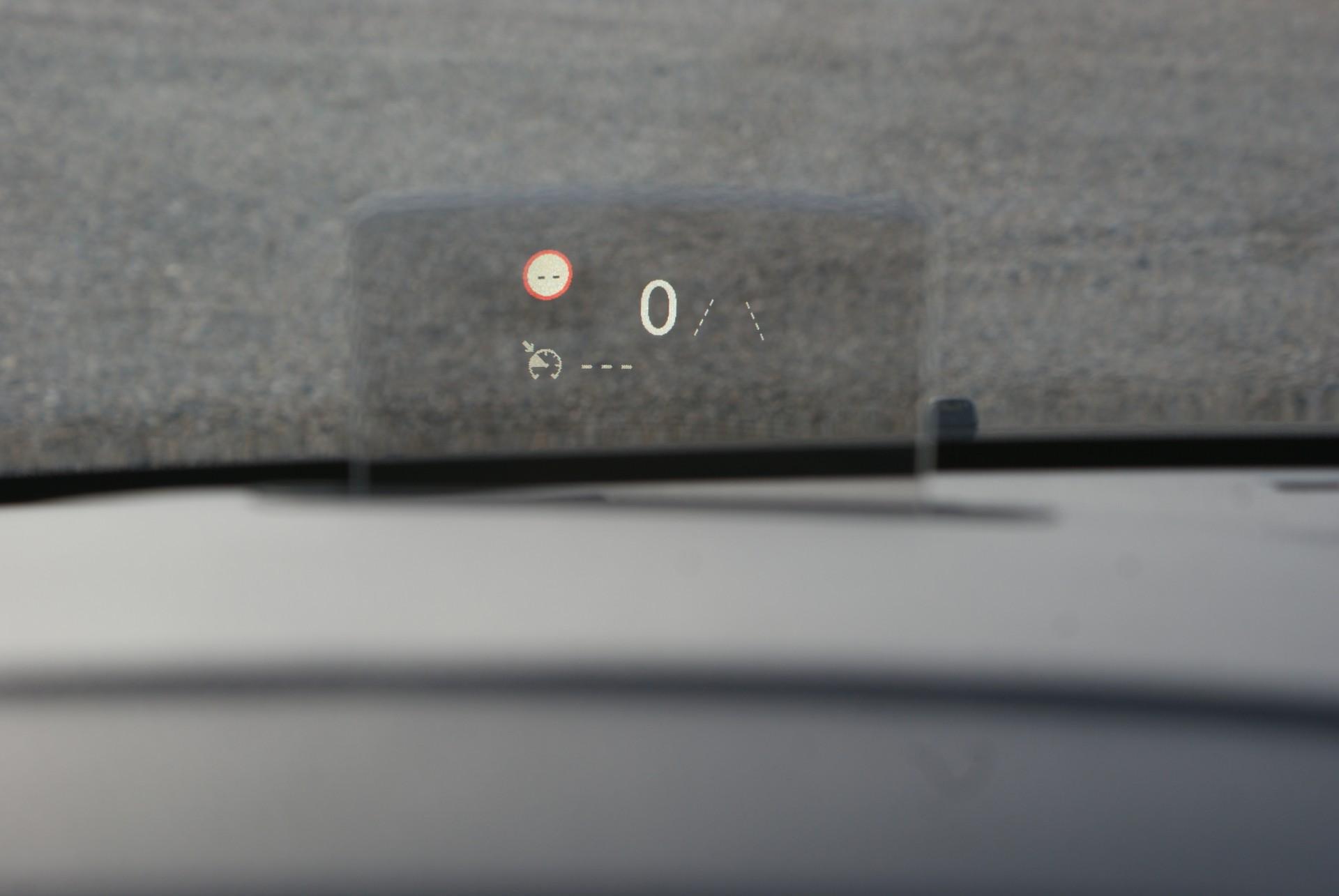 Sikkerheden i varebiler vinder frem. Med for eksempel headup-display i Peugeot Expert ser man hele tiden den hastighed, man kører med.