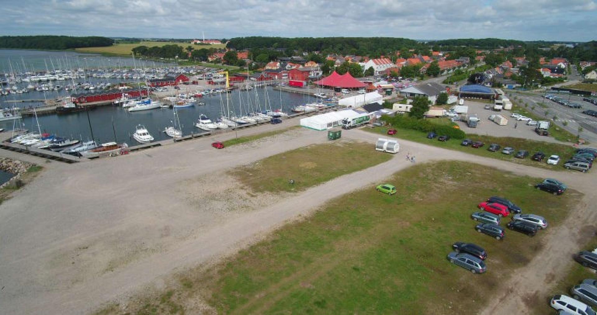 Området på 7500 etagemeter byggerettigheder ved Hou Havn giver mulighed for at etablere boliger, erhverv og vandaktiviteter. Foto: Odder Kommune.