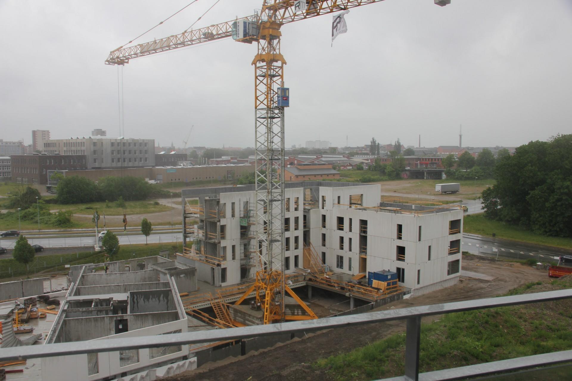 Landemærket får 56 boliger. Bebyggelsen er udformet som en karré med et etagespring fra tre til seks etager og med indre gårdrum. Foto: Torben Jastram.