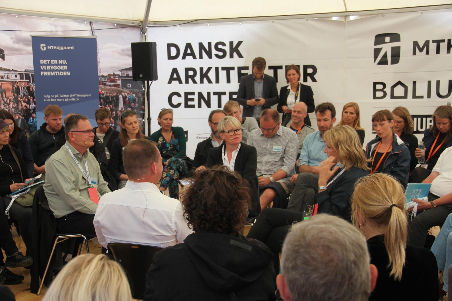 De fire paneldeltagere debatterede fremtidens byggeri og ejendomme i Dansk Arkitektur Centers telt under Folkemødet. Foto: Torben Jastram.