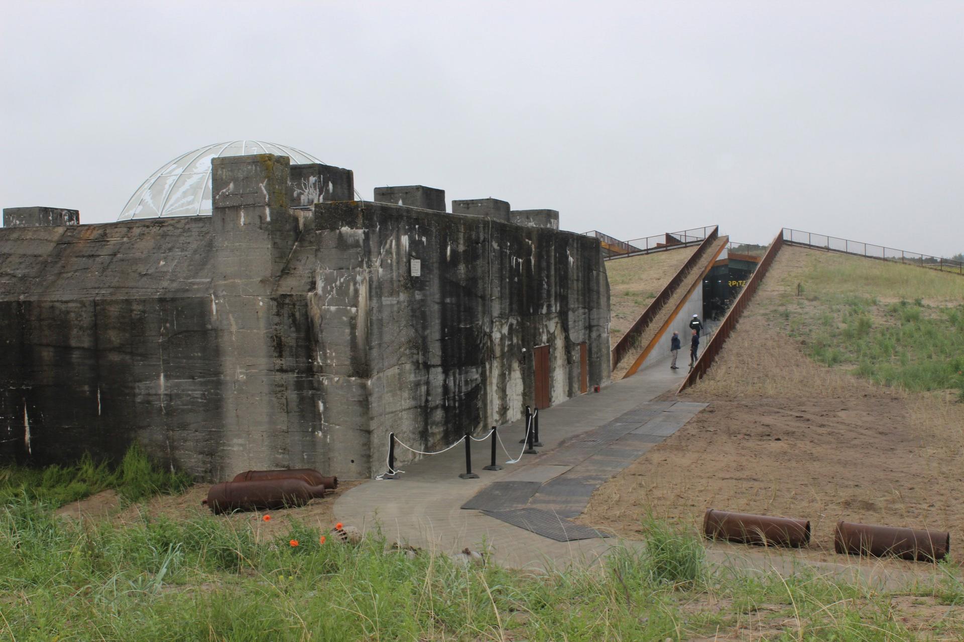 Den gamle bunker ligger op ad en af stierne, der fører ind i det nye museum. Foto: Kristian Troelsen.