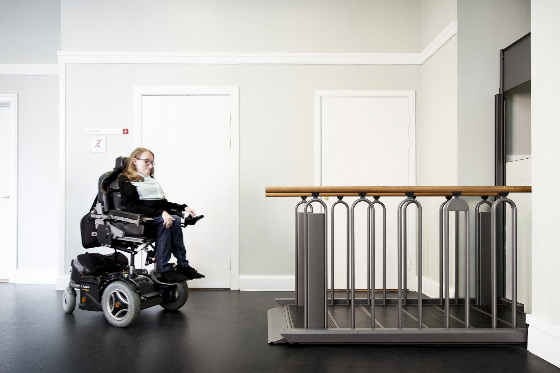 FlexStep kan laves om fra trappe til lift, hvis en kørestolsbruger skal fra byrettens venteværelse til den øvrige del af bygningen. Foto: Grønbech.