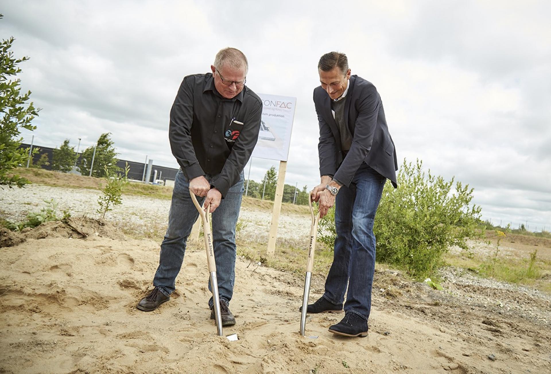 Borgmester Claus Oman Jensen (t.h.) fra Randers tog i weekenden sammen med 3F-gruppeformand Flemming Otkjær første spadestik til byggeriet.
