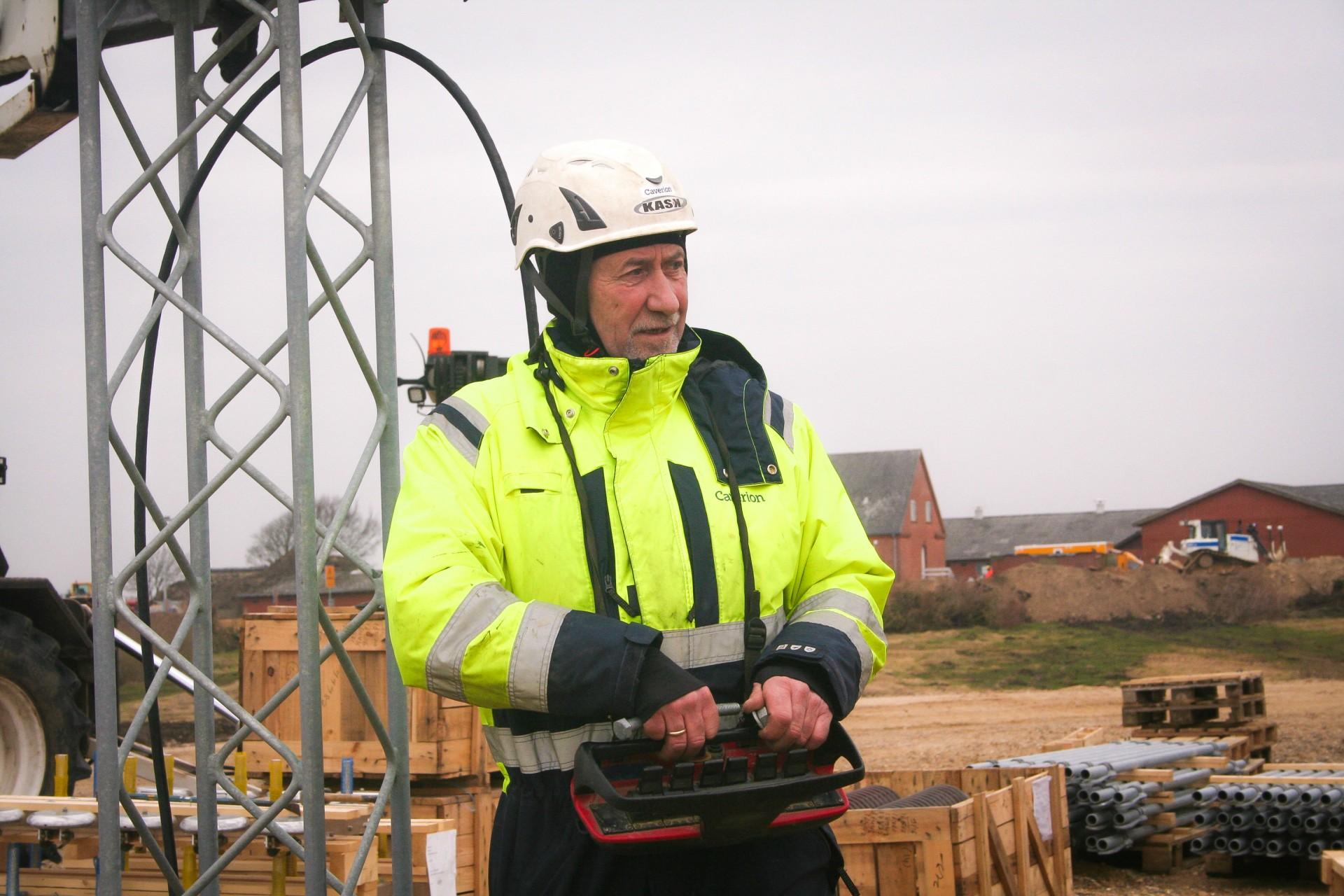 Ib Jensen har arbejdet 42 år som rejsemontør hos Caverion, og han har prøvet lidt af hvert. - Det her job minder på mange måder om det andet, jeg har udført. Men forskellen er, at det her er rigtig stort, og er det største højspændingsanlæg jeg har været med til at bygge. Jeg har været med til at bygge højspændingslinjer og har rejst master., og er på dette projekt bl.a. med til at lægge 1400 meter strømskinner op, fortæller Ib Jensen.