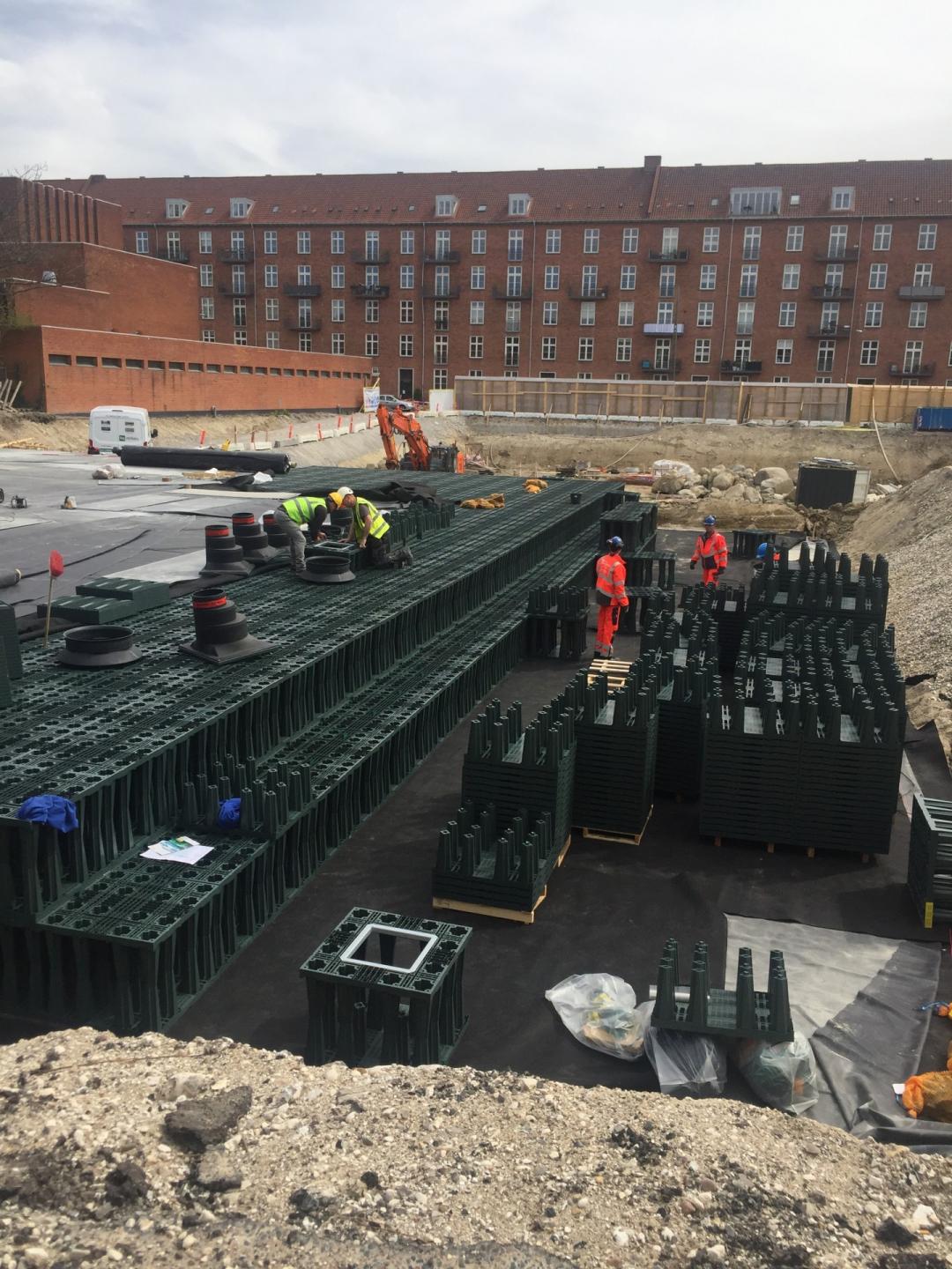 Under membranen ses de mange såkaldte regnvandsfaskiner, som bassinet er bygget op af.