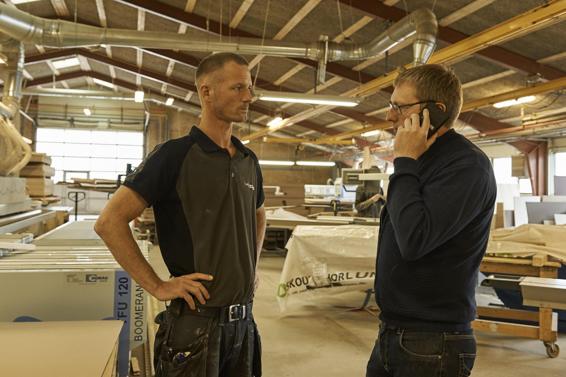 For at vide hvordan det går med produktionen, arbejder Mikael Boye (tv) en stor del af tiden med produktionen i stedet for at sidde på kontoret. Til højre Erik Hother Jespersen, der tager sig af salgsaktiviteterne. Foto: PR.