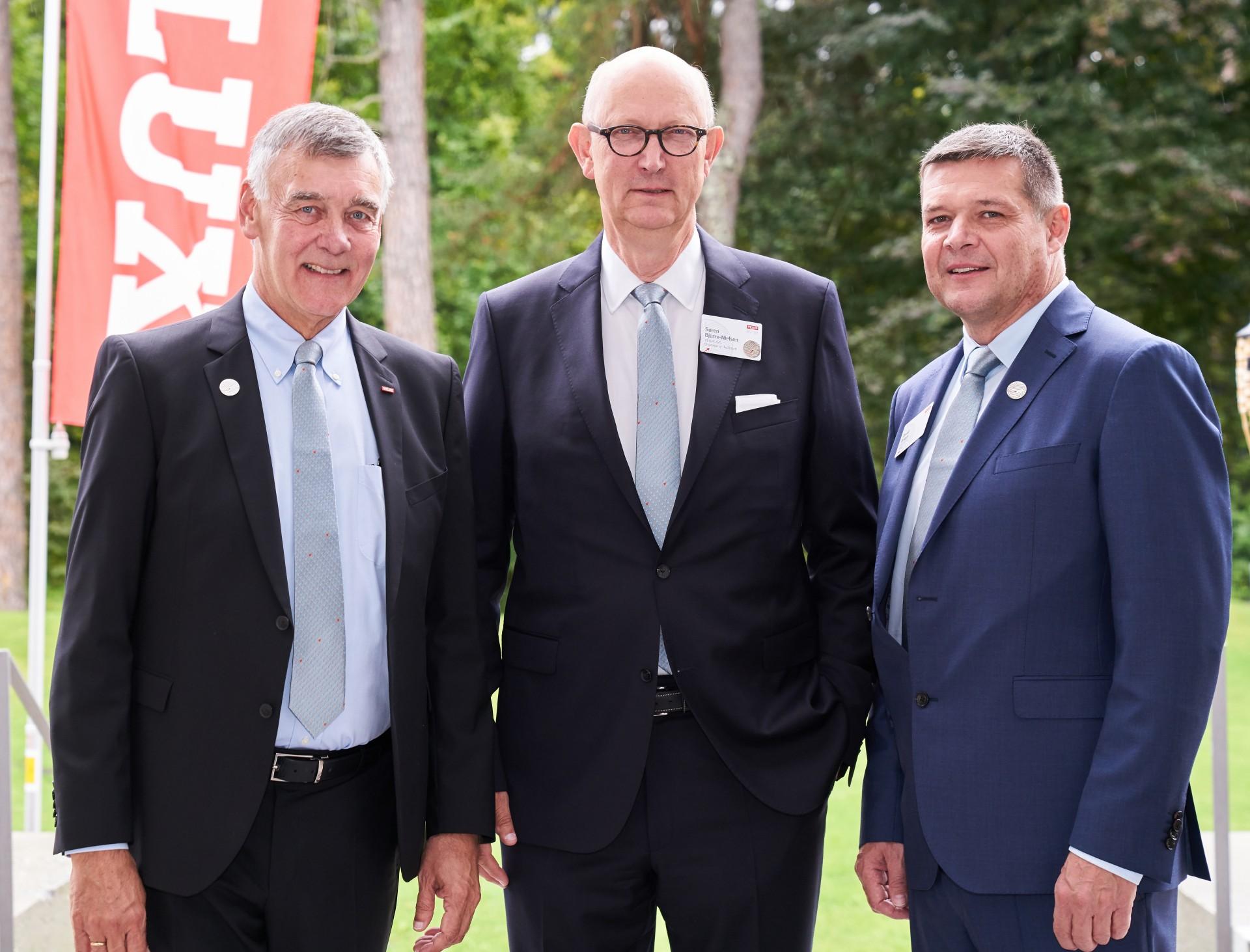 Fra venstre CEO Jørgen Tang-Jensen, bestyrelsesformand Søren Bjerre-Nielsen og kommende CEO David Briggs, VELUX Gruppen. Pressefoto.