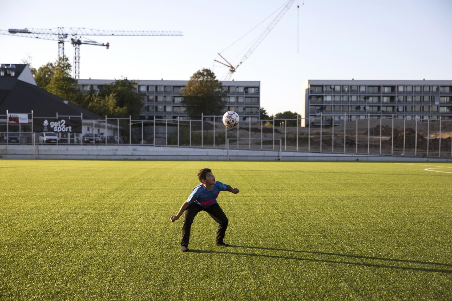 Omar på 11 spiller fodbold på den nye bane midt i Gellerupparken. - Jeg håber at komme til at spille i en park, siger han. Foto: Betina Garcia.