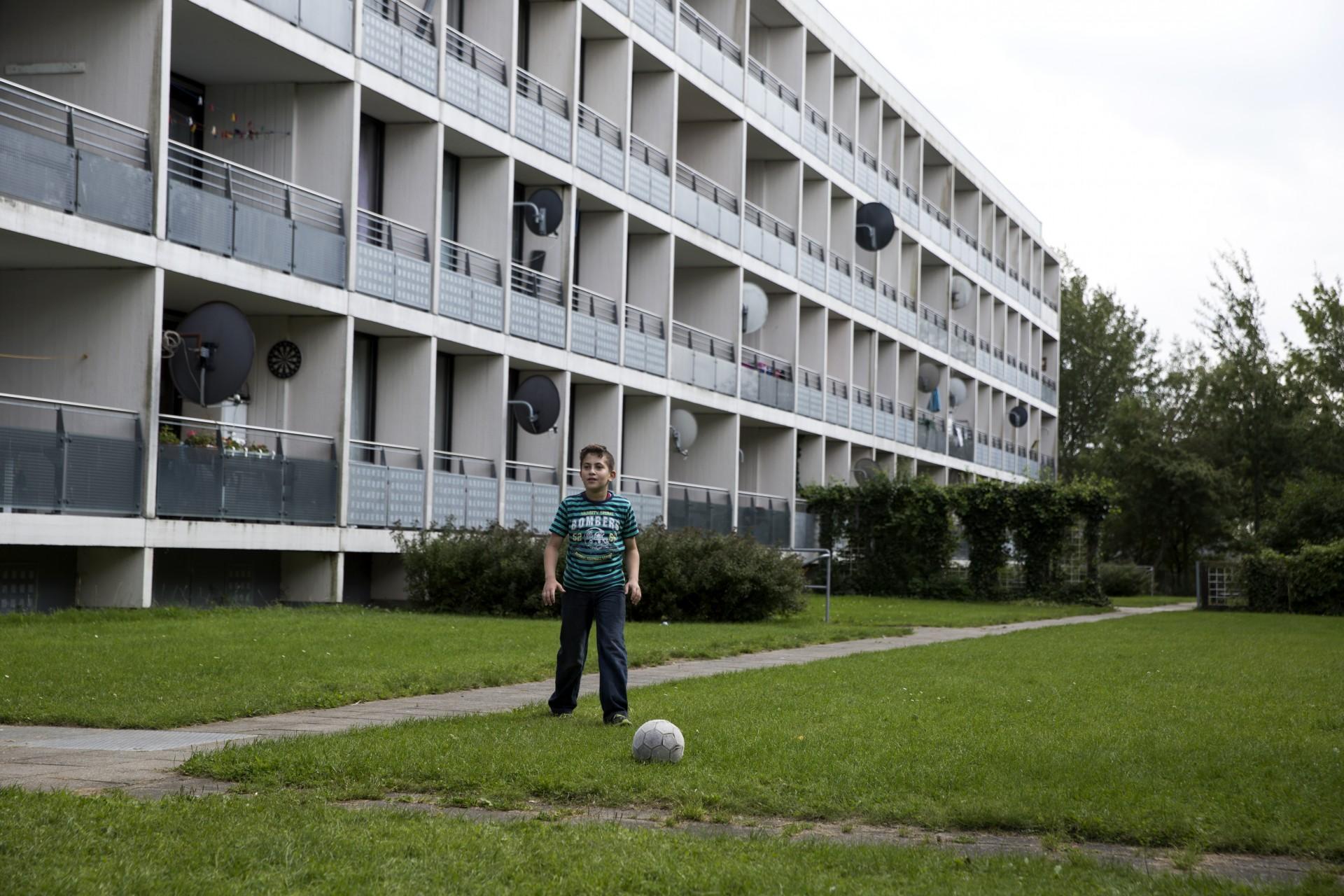 - Jeg håber og tror, at det bliver flot, men lige nu ligner det en stor mudderklat, siger Mahmoud om byggeriet i Gellerup. Foto: Betina Garcia.