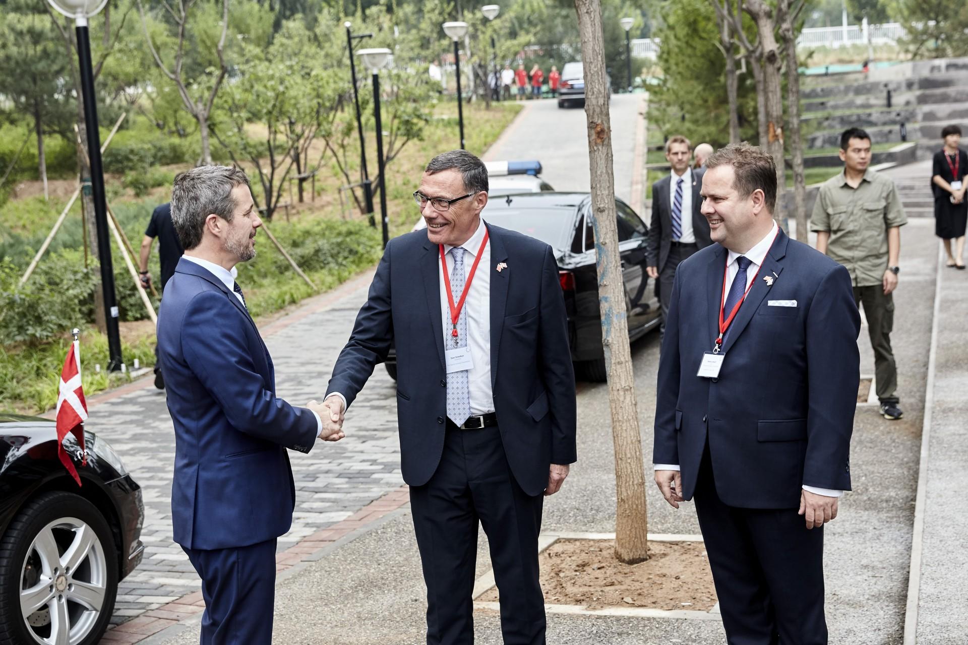 HKH Kronprinsen bydes velkommen af Industriens Fonds formand, Sten Scheibye, og adm. direktør, Mads Lebech. Foto: Klaus Sletting.