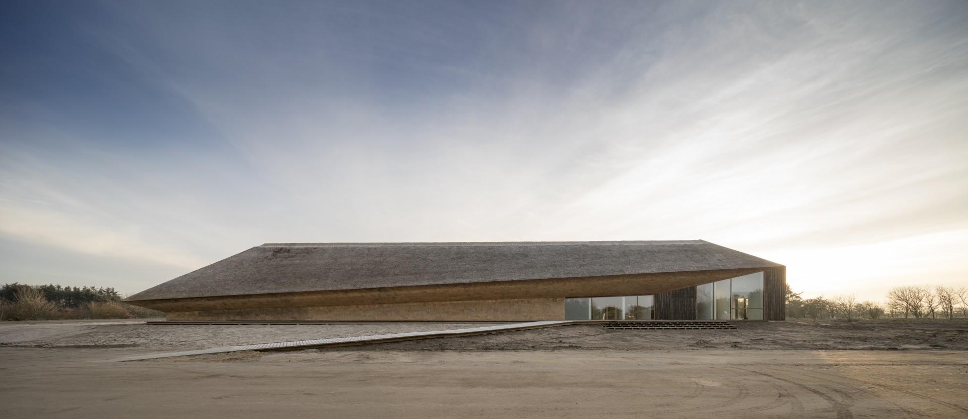 Det nye Vadehavscenter har både tækkede facader og tag. Foto: Adam Mørk.