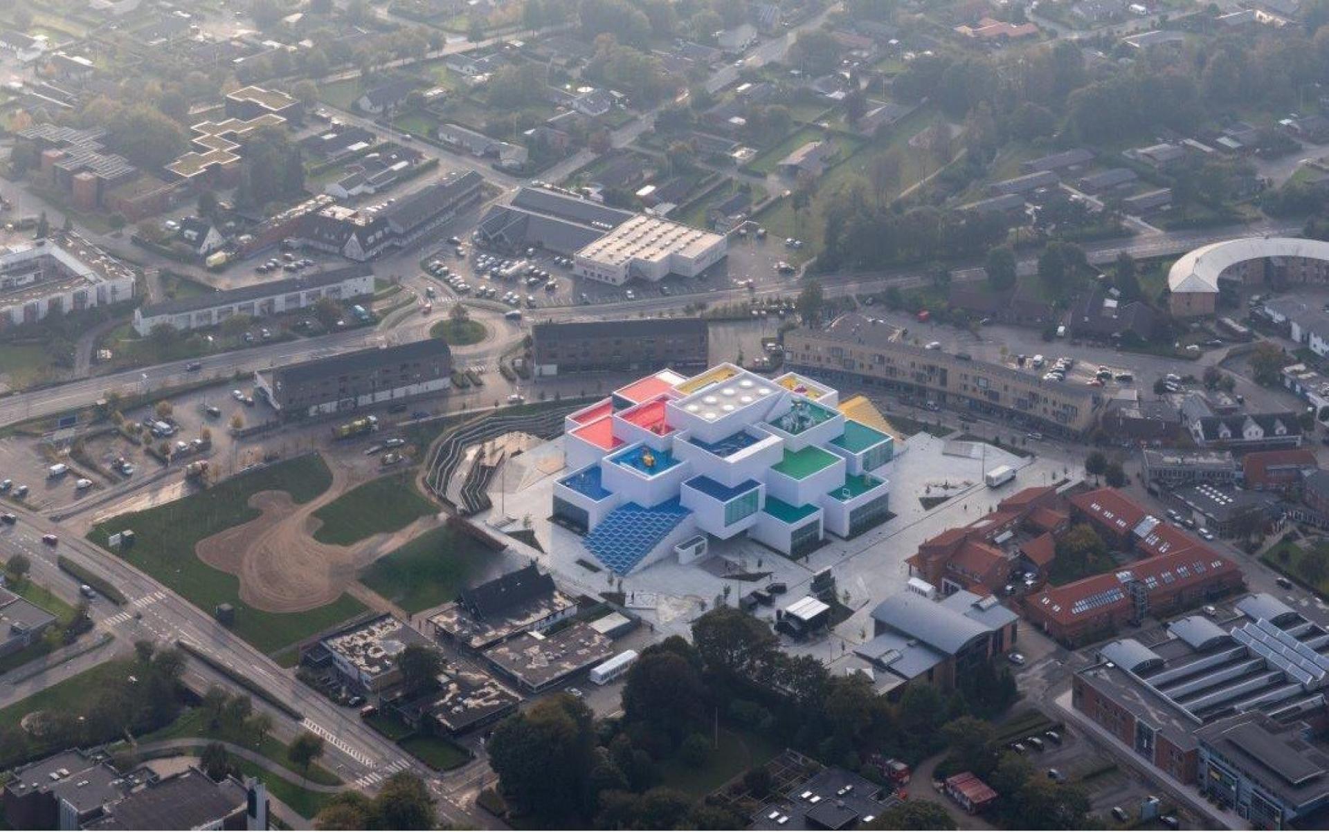Lag på lag-stilen er synlig, når Legohuset ses fra oven. Foto: Iwan Baan
