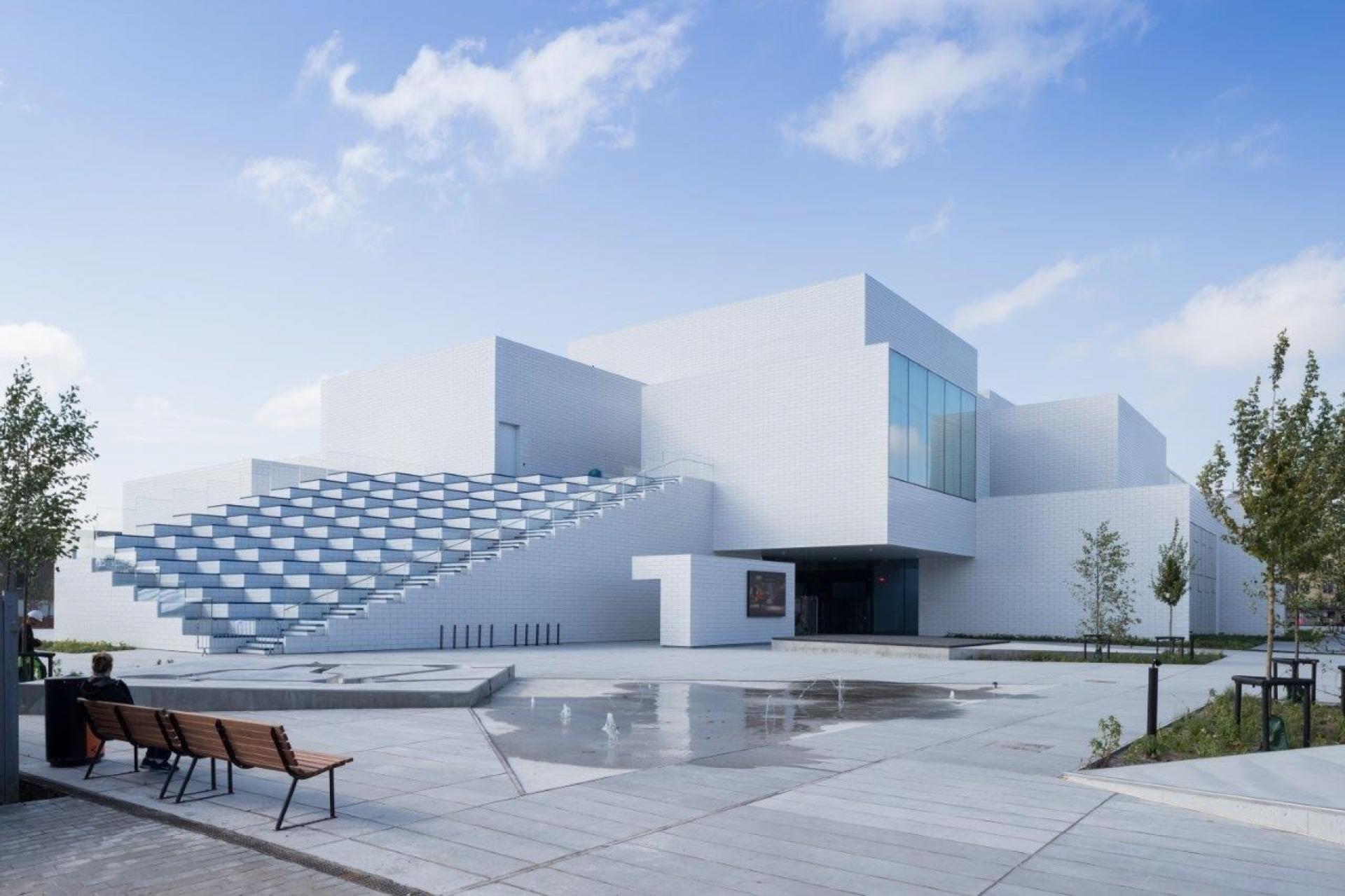 Legohuset danner et nyt torv i Billund. Foto: Iwan Baan