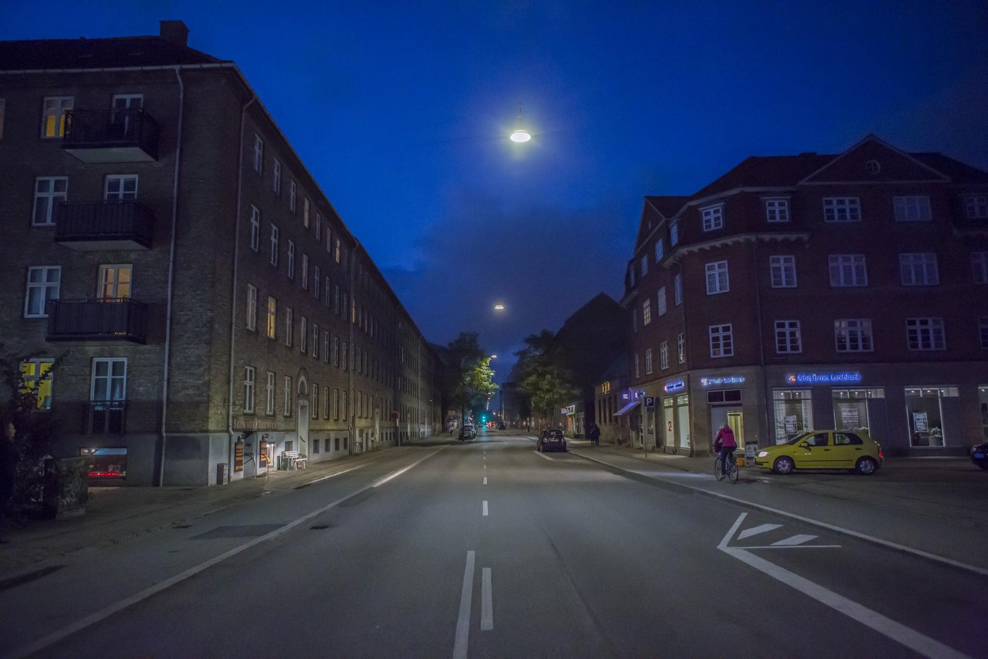 Københavns fornyelsesprojekt betyder bedre lys og en halvering af energifobruget. Københavns Kommune har udskiftet de ældste knap 19.000 ud af byens 45.000 gadelamper til moderne LED-lamper. Belysningskvaliteten er løftet med fokus på de bløde trafikanter og samtidig har kommunen opnået mere end en halvering af energiforbruget og en øget driftsikkerhed. Pressefoto.