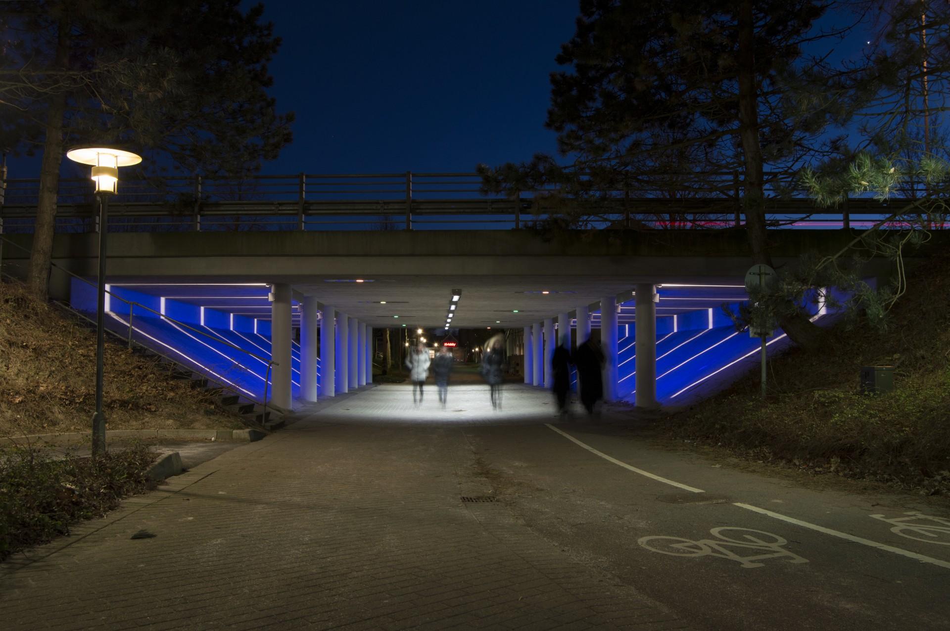 Stitunnel i Farum: Lyset forvandler passagen til en tryg og flot oplevelse. Tunnellen under Paltholmvej, der forbinder et boligområde med Farums Kultur- og aktivitetscenter ved Farum Bytorv, fremstod i lang tid som en dyster og uindbydende passage, som ingen lagde mærke til eller havde lyst til at krydse igennem. Foto: Christian Ankerstjerne.