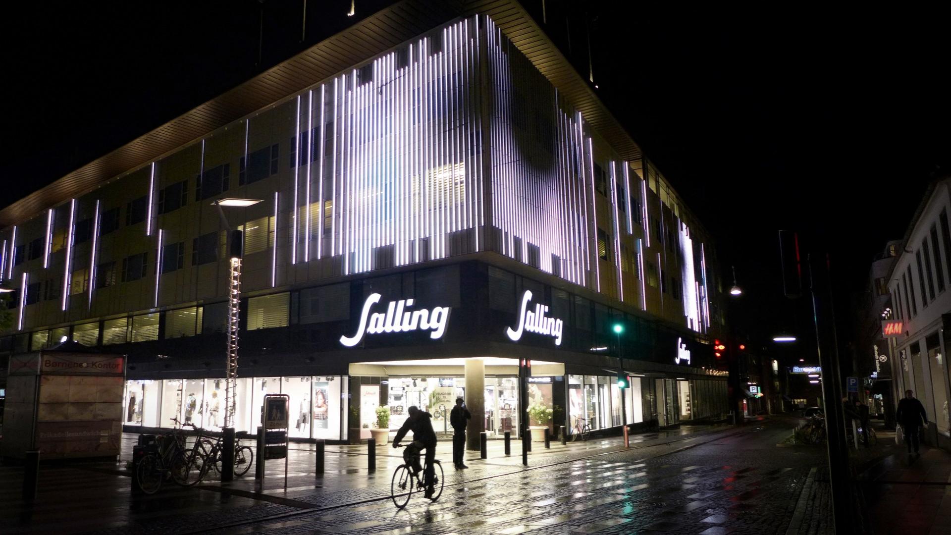 Salling Lights: Elegante mediefacader i Aarhus og Aalborg. De nye mediefacader på Sallings stormagsiner i Aarhus og Aalborg består af en lang række vertikale linjer, dannet af lineære LED-armaturer, der kan programmeres til at vise f.eks. farverige mønstre eller korte ord på facaden. LED-armaturerne er monteret uden på de eksisterende facader på en sådan måde, at de indgår naturligt i bygningernes arkitektoniske udtryk.  Pressefoto.