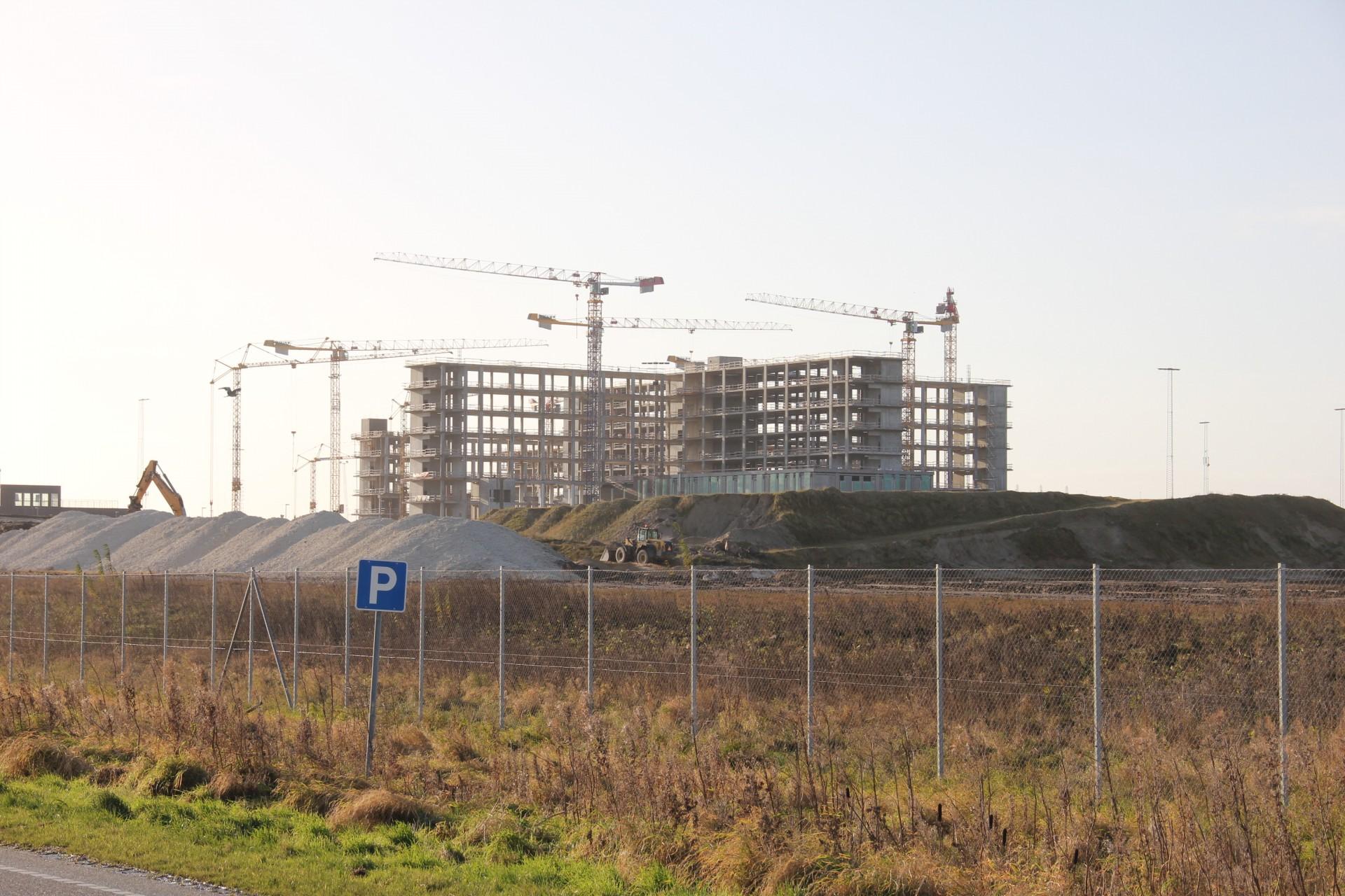 Det store byggeri skyder i disseår op på en grund sydøst for Aalborg. Foto: Torben Jastram.