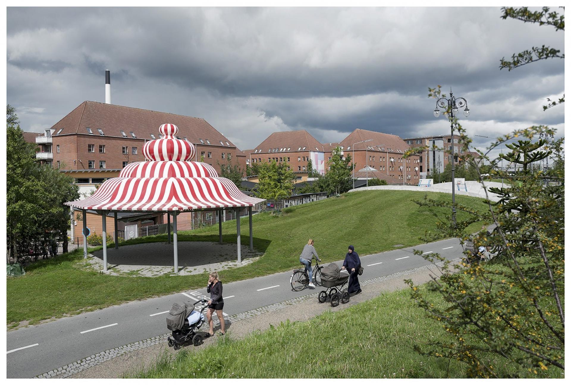 Superkilen har givet Mjølnerparken et farvestrålende byrum, som tiltrækker mange. Men kun de færreste begiver sig ind i selve boligområdet, der stadig har et dårligt image. Foto: Lindhe.