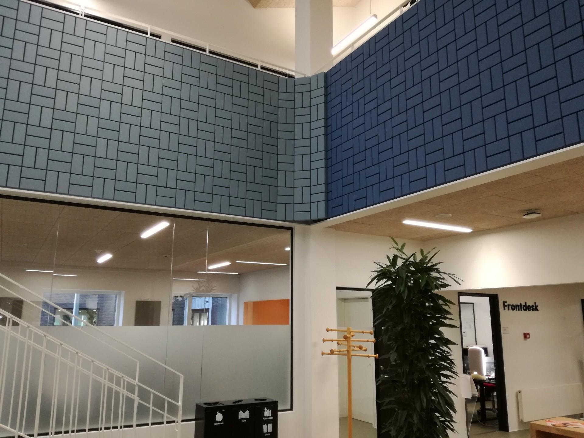 At lime en kombination af træ, akustikbrikker og stof sammen til en holdbar og æstetisk løsning krævede rådgivning fra producenten, da snedkerne fra 3D inventar skulle udføre opgaven. Pressefoto.