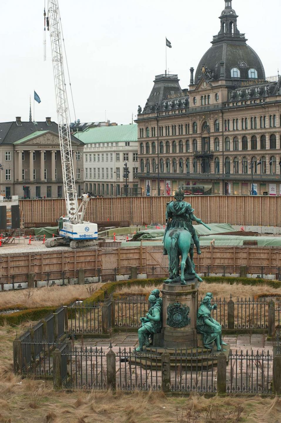 Rytterstatuen er i dag i bur, men vil snart være synlig for omverdenen igen. Foto: Metroselskabet.